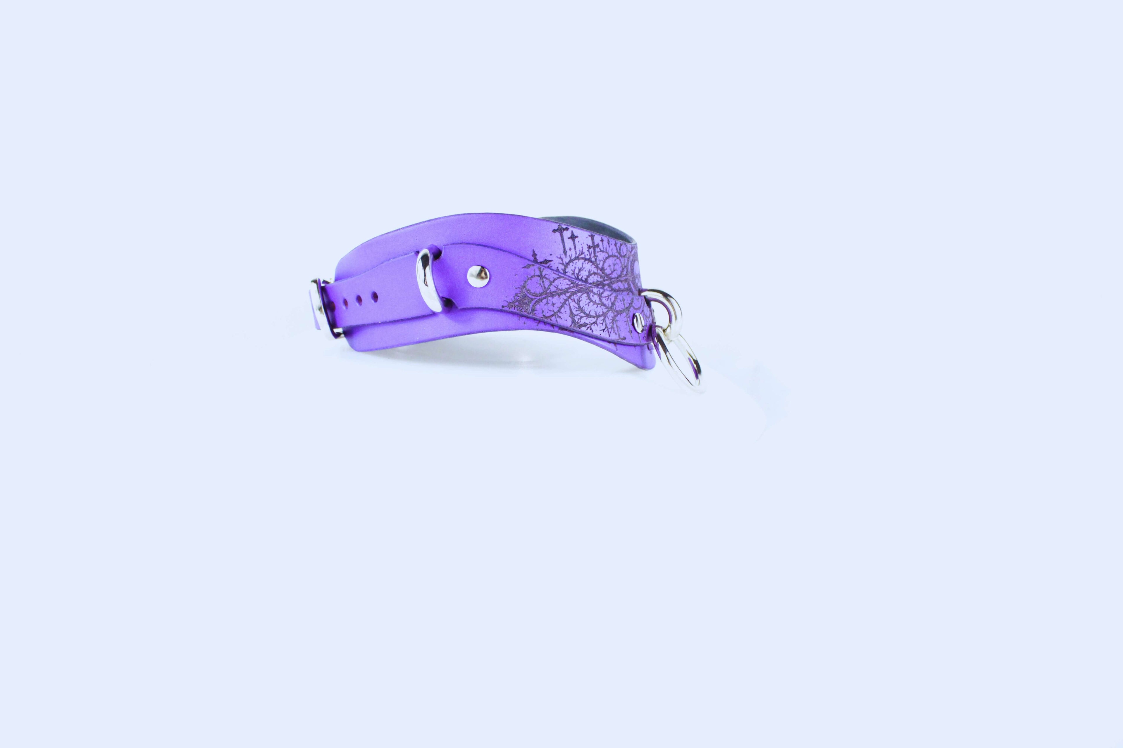 Gothic Skull BDSM Collar – Purple leather choker with gothic design and O-ring for BDSM enthusiasts.