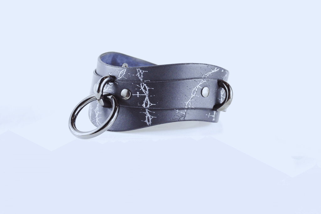 Thorned Submissive Collar – Gothic BDSM choker with thorn and cross pattern in black leather.