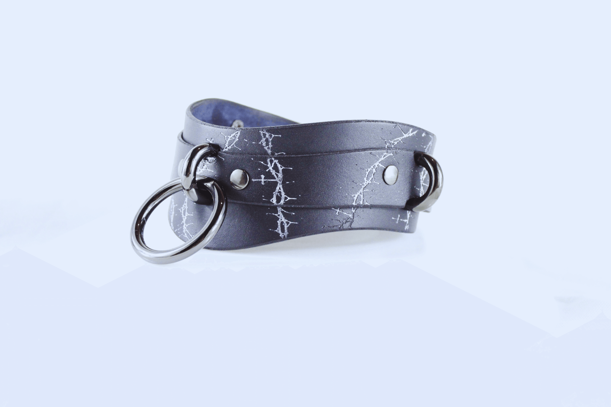 Thorned Submissive Collar – Gothic BDSM choker with thorn and cross pattern in black leather.
