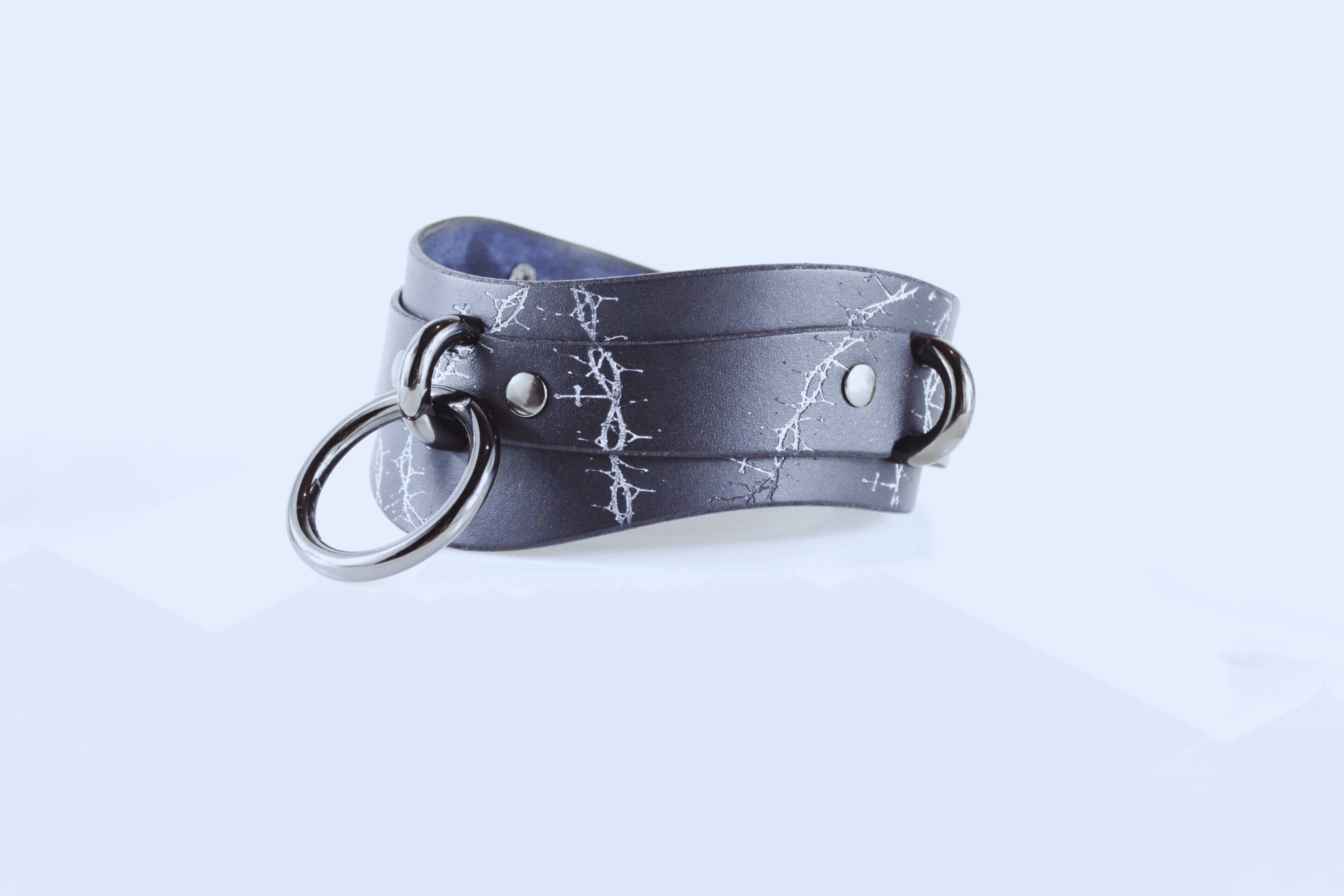 Thorned Submissive Collar – Gothic BDSM choker with thorn and cross pattern in black leather.