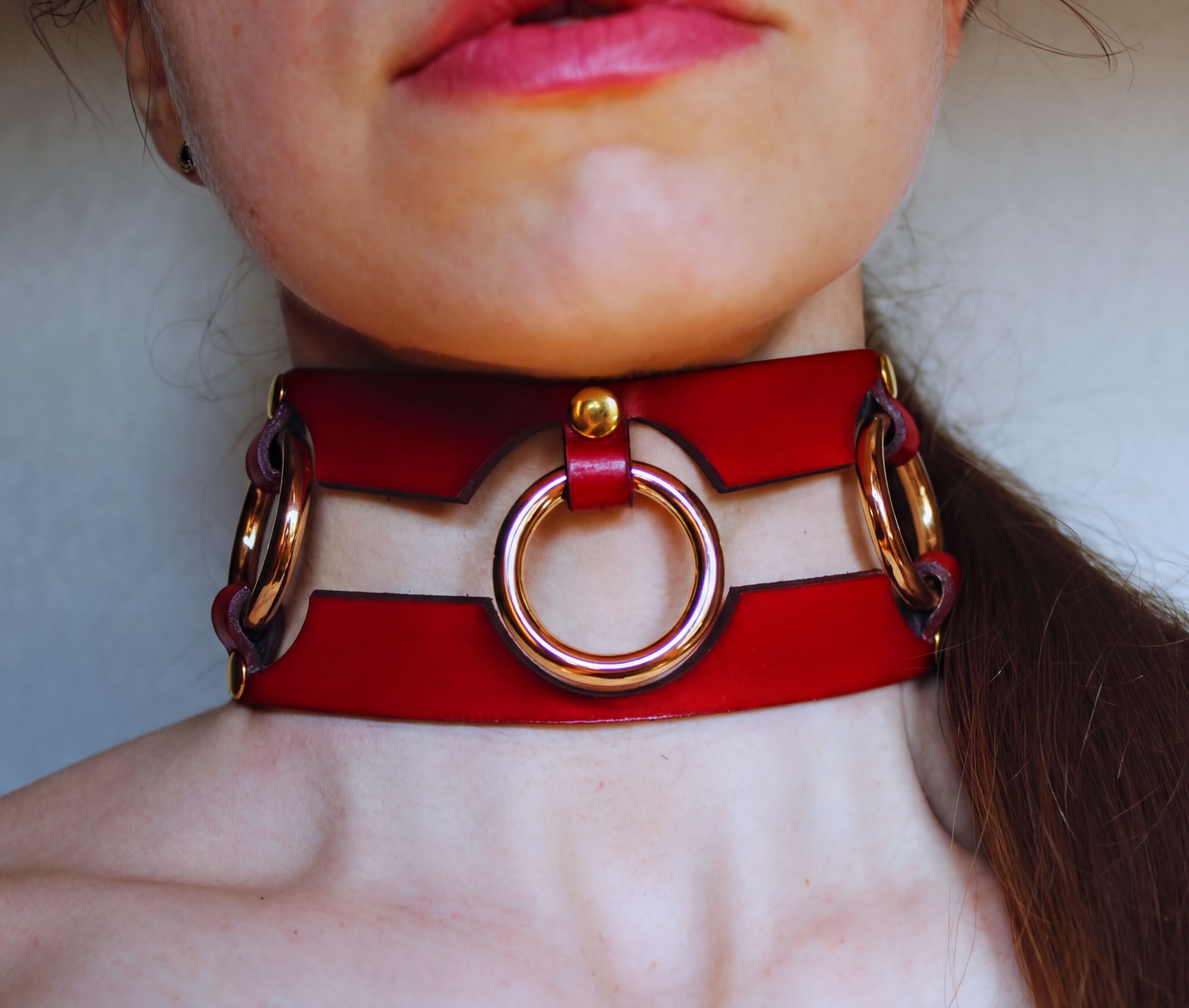 Rode leren BDSM slavenhalsband met metalen ringen, perfect voor dominantie en submissie.