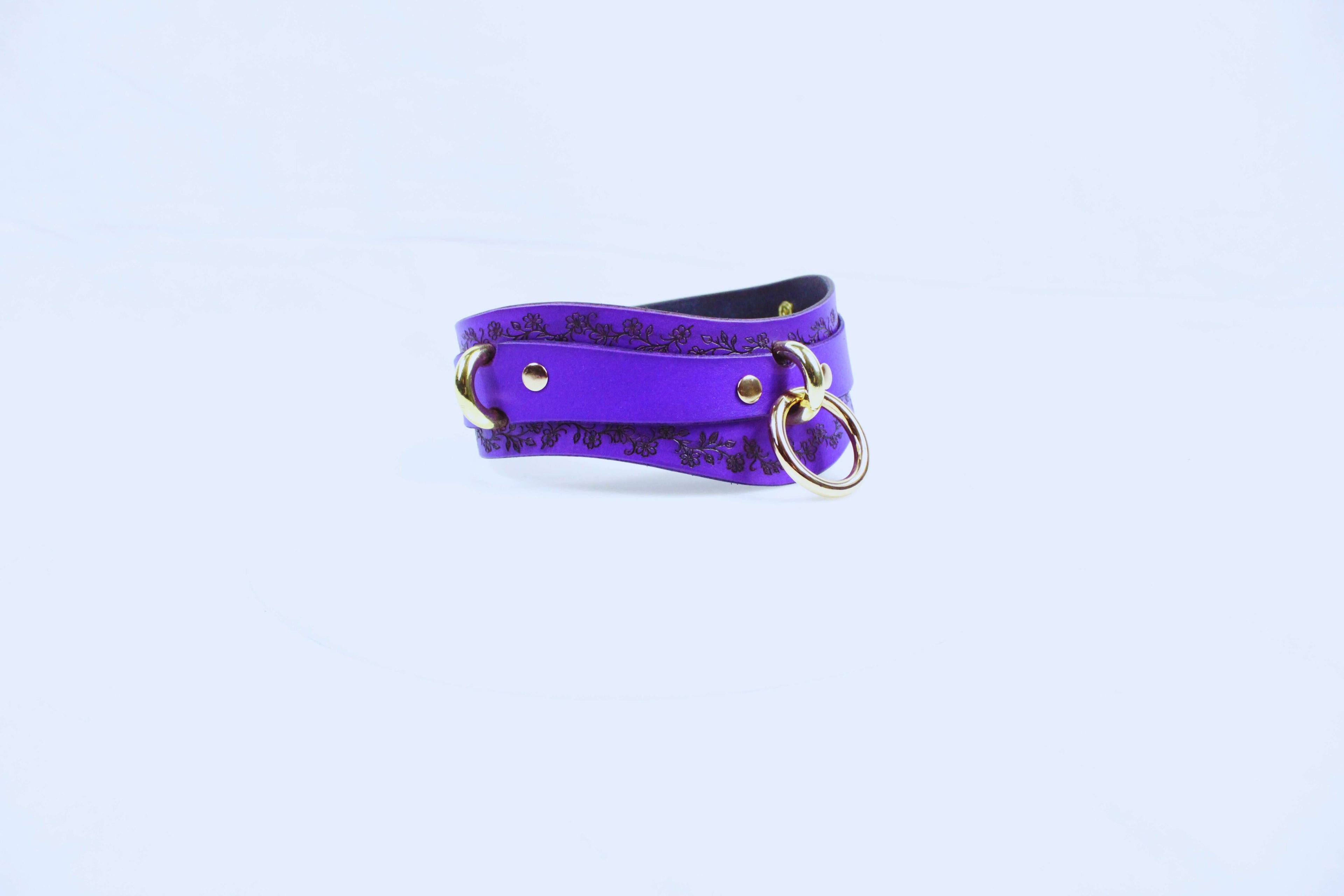 Purple Leather Floral Choker – elegant collar with gold rings and floral motifs, perfect for beauty and devotion.