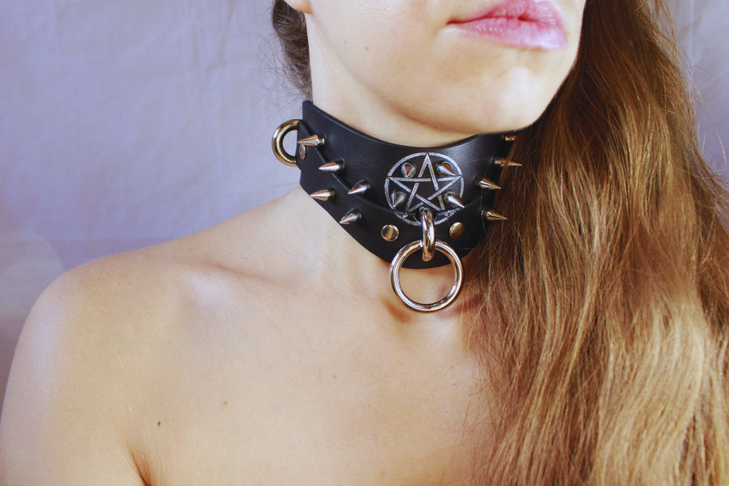 Pentagram BDSM Collar – Spiked posture submissive choker with O-rings featuring a silver pentagram.