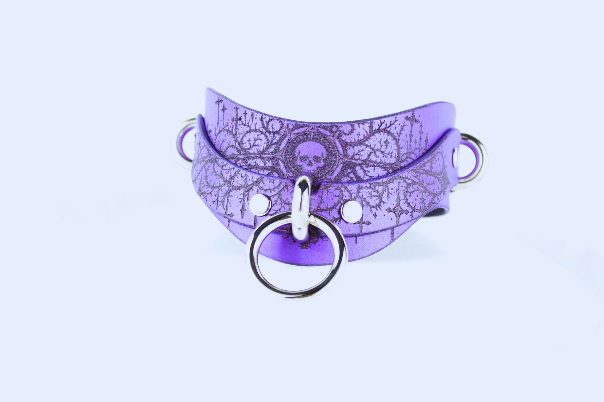 Gothic Skull BDSM Collar – stylish purple leather choker with O-ring, perfect for gothic and BDSM lovers.