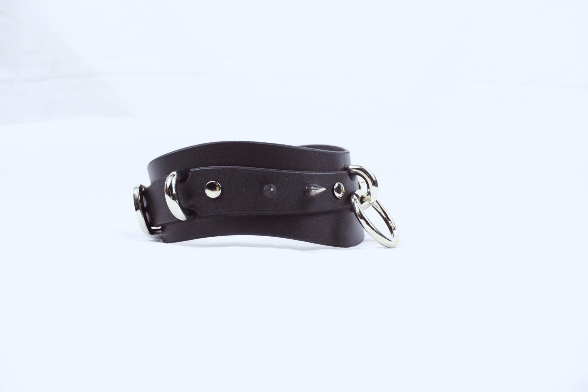 Getoogde BDSM Halsband Met Spikes - zwarte leren choker met spikes en dubbele O-ringen