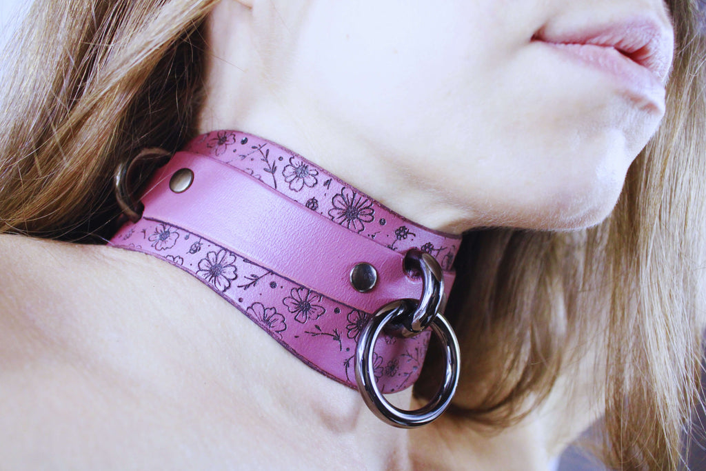 Floral Leather Sub Collar – Discreet Day Collar Choker Jewelry with floral patterns and a mauve tone worn on a model's neck.