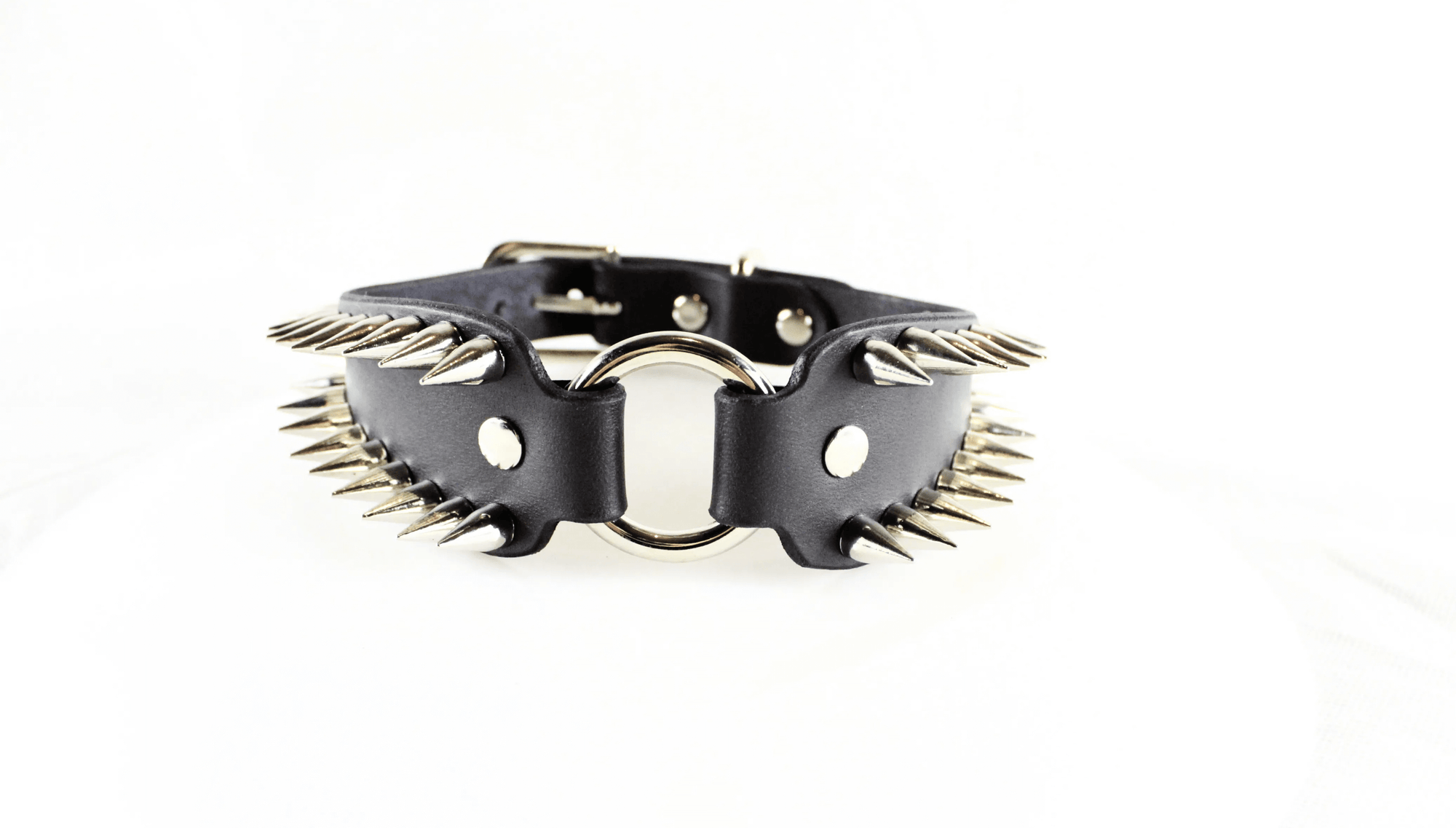 Spiked Submissive Collar – Gothic BDSM choker featuring sharp metal spikes and polished D-rings.