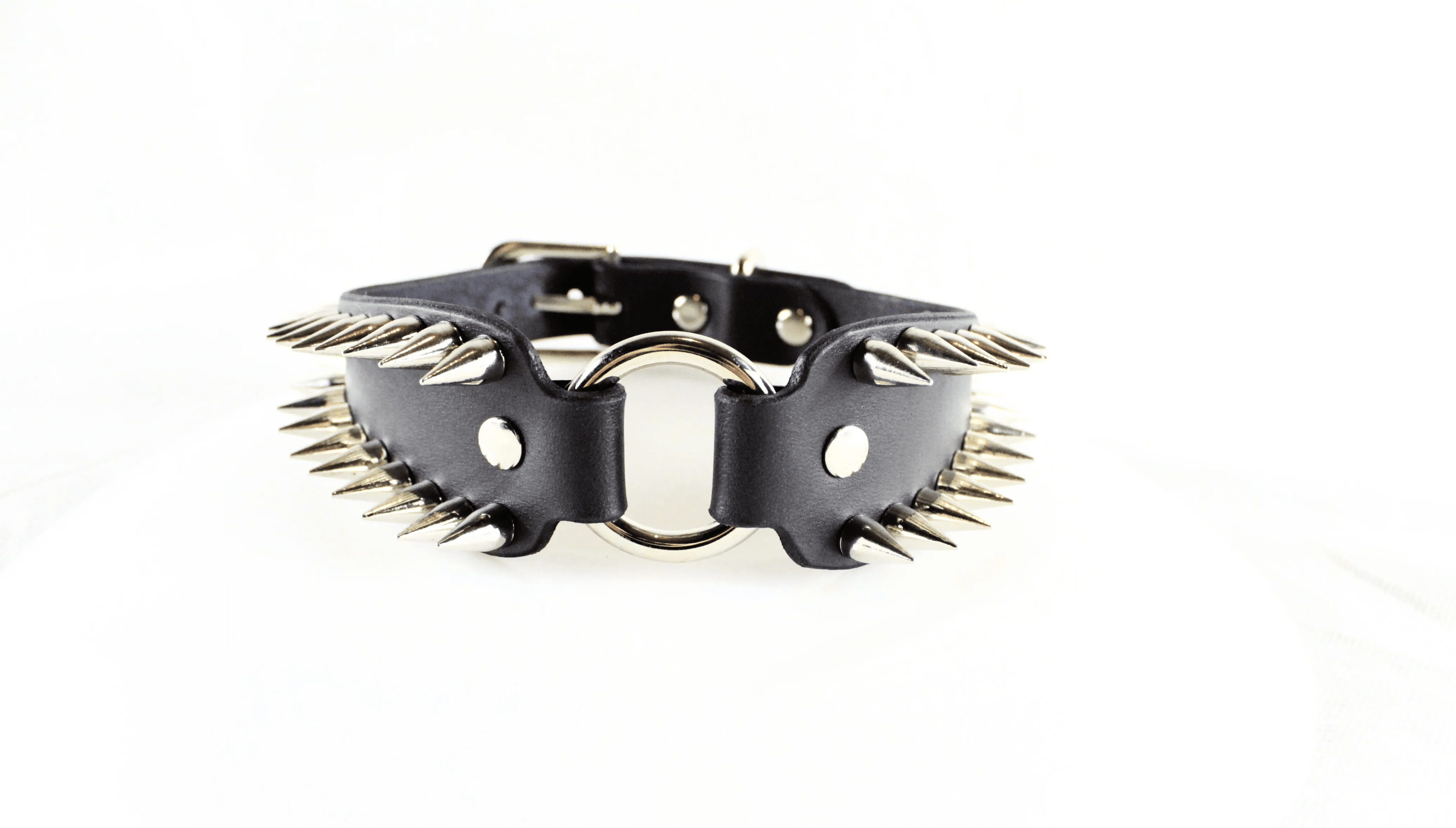 Spiked Submissive Collar – Gothic BDSM choker featuring sharp metal spikes and polished D-rings.