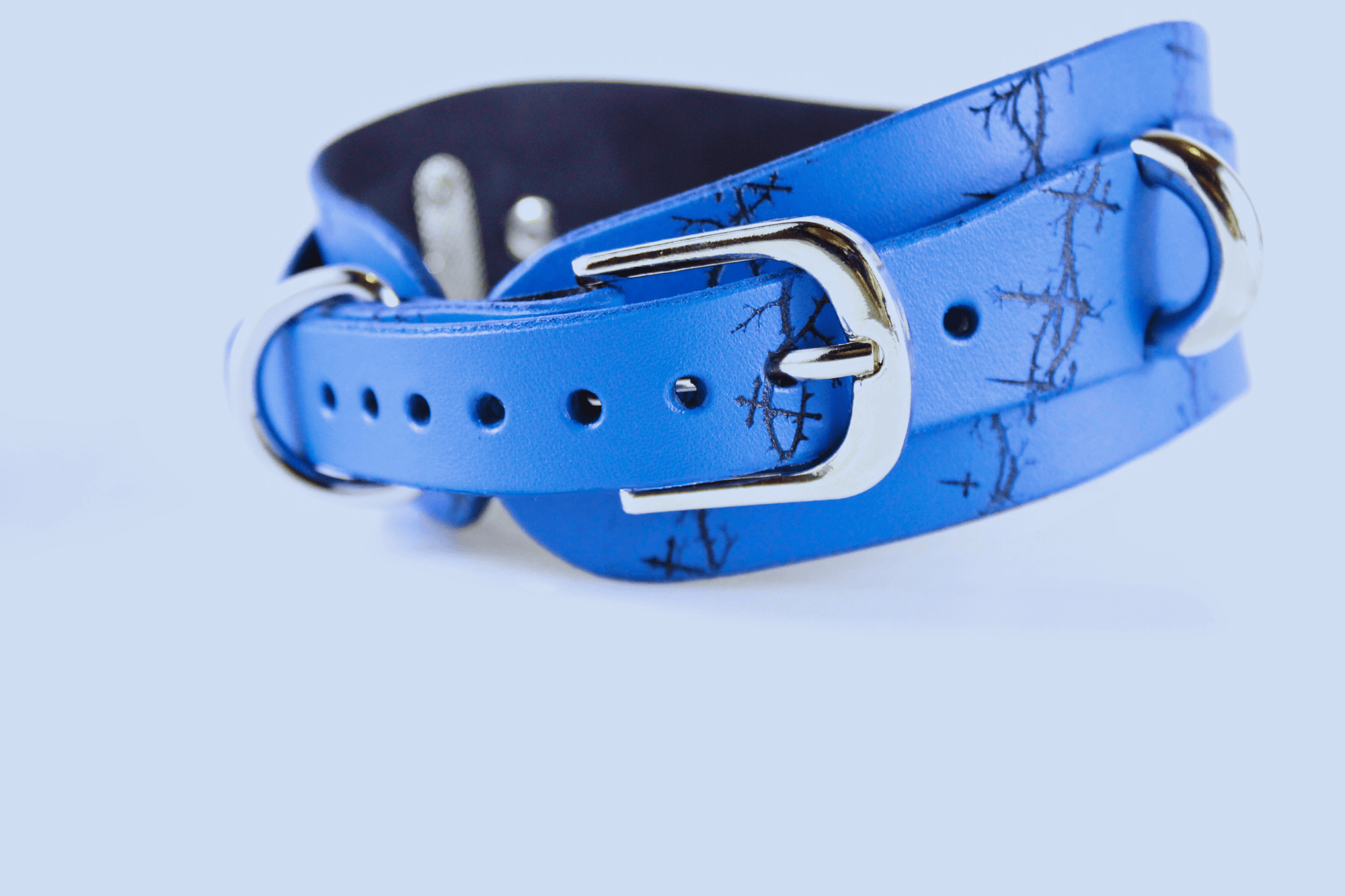 Barbed BDSM Collar – Blue Leather Submissive Collar with Rings featuring a sleek barbed design.