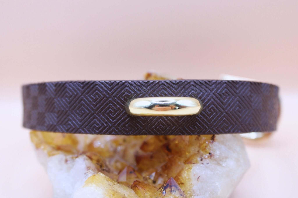 Handcrafted dark brown discreet day collar in leather with geometric pattern, perfect for BDSM and submissive jewelry.