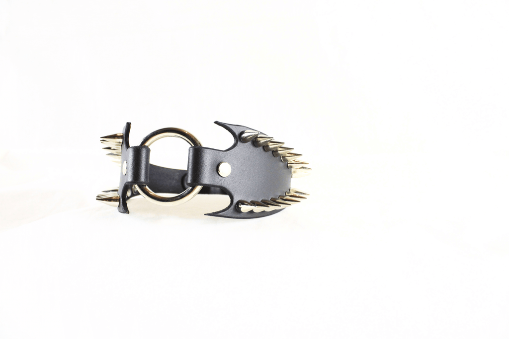 Leather Submissive Collar – Spiked BDSM Posture Piece with metallic spikes and fang edges.