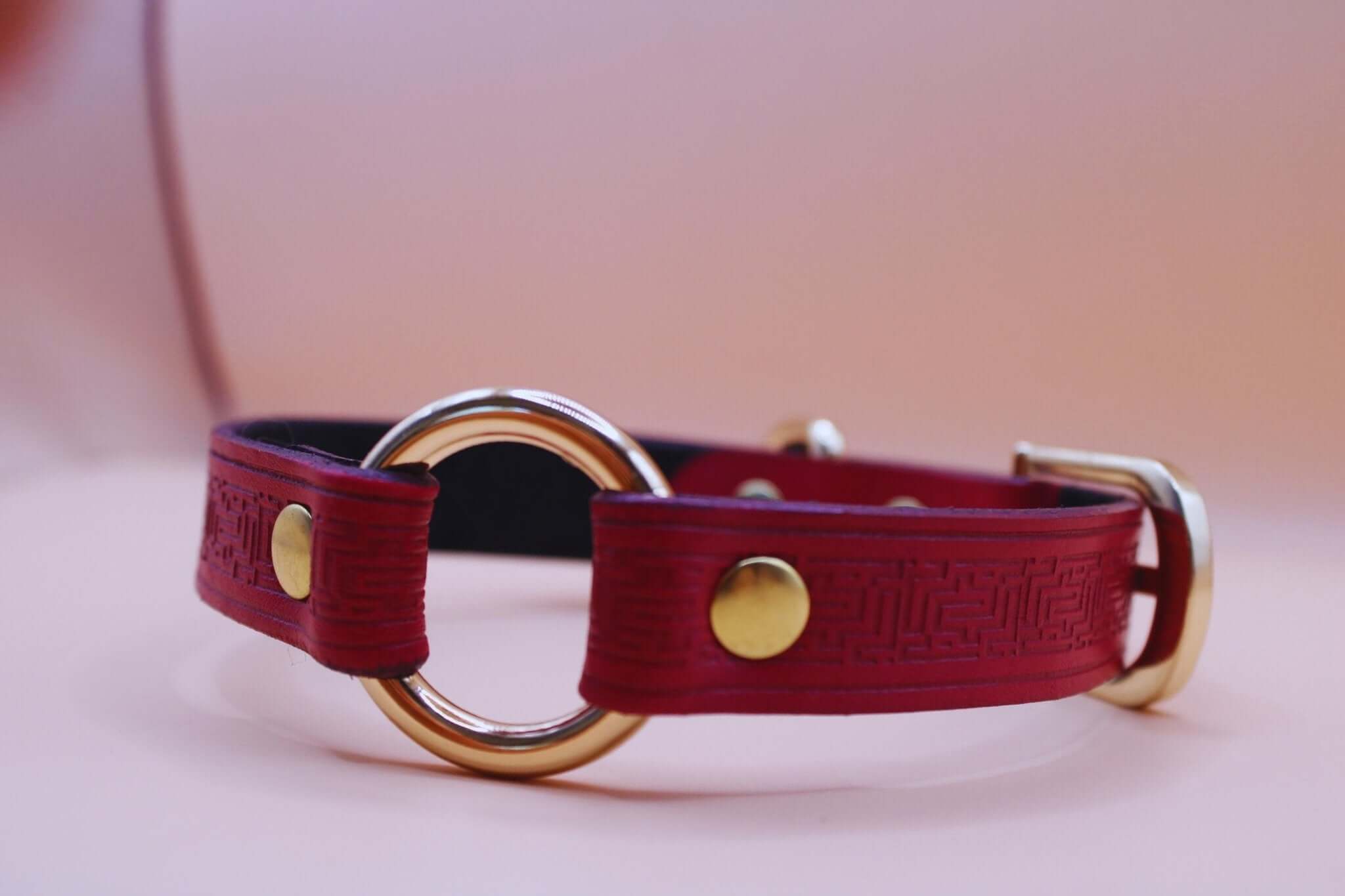 Deep red submissive collar with golden O-ring, handcrafted leather, ideal for BDSM and discrete jewelry for submissives.