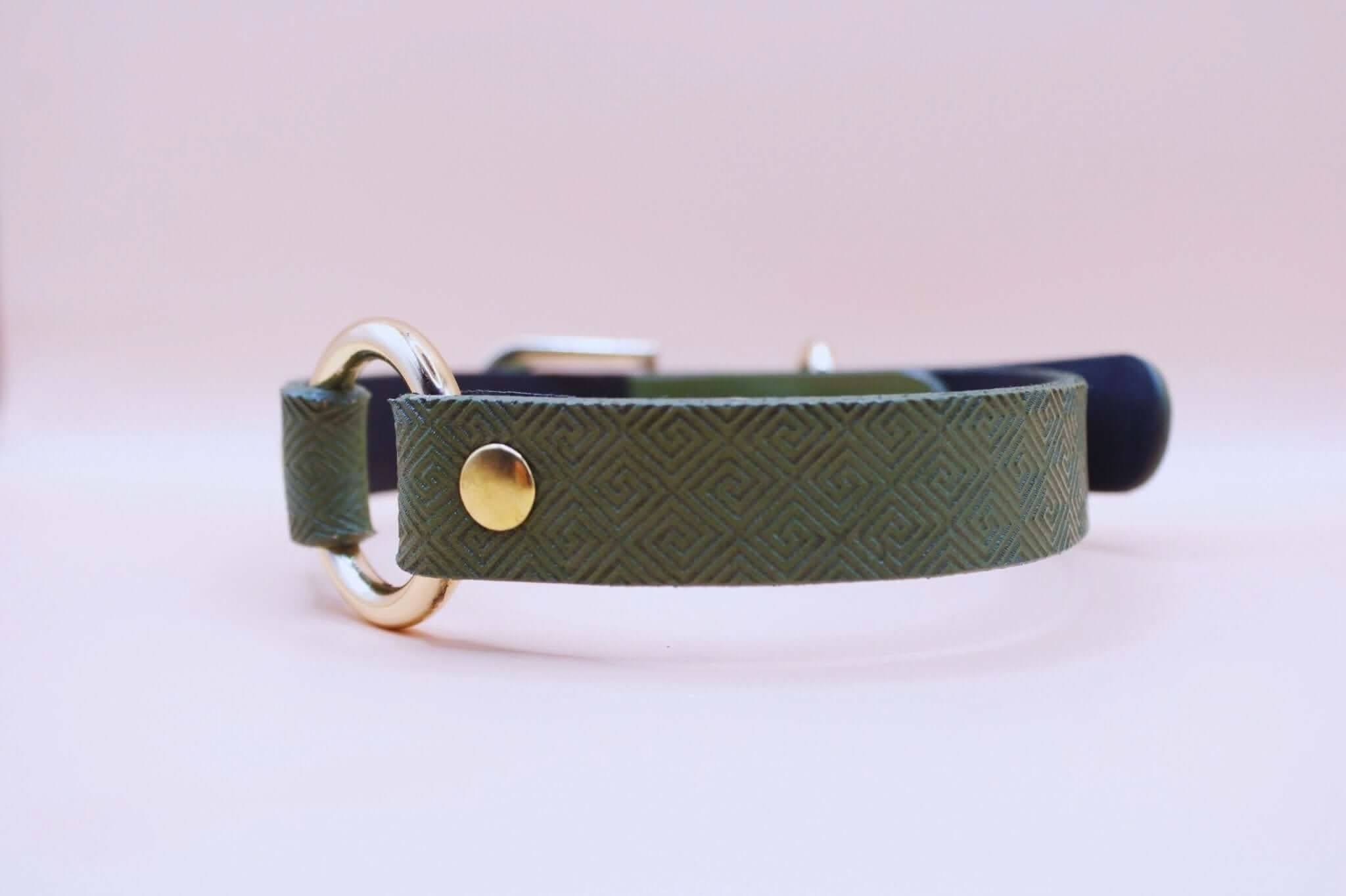 Discreet BDSM day collar in green leather with gold hardware, perfect for submissive jewelry and elegance.