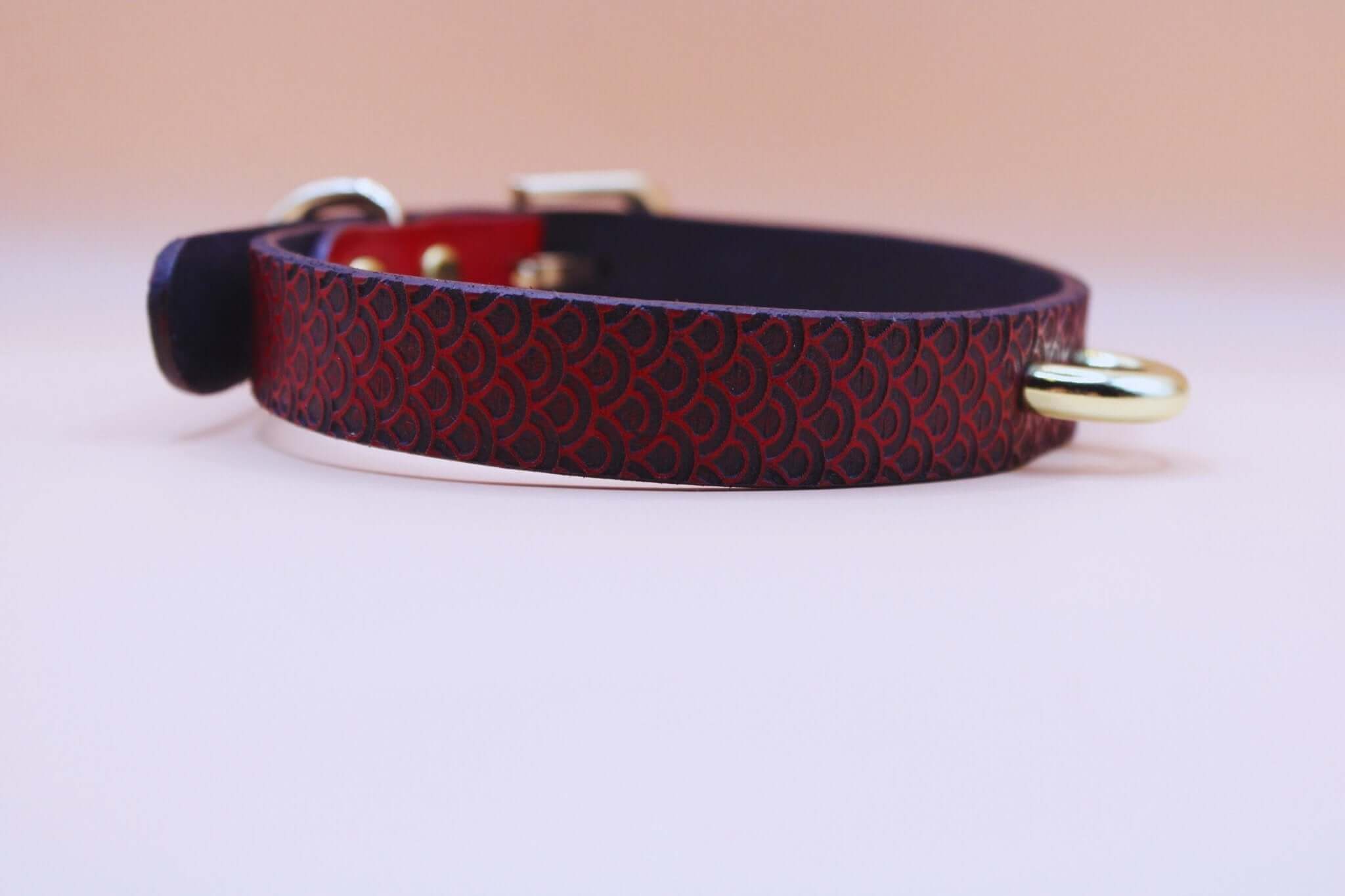 Discreet red leather BDSM collar with scale-inspired texture for fashion and submissive style.