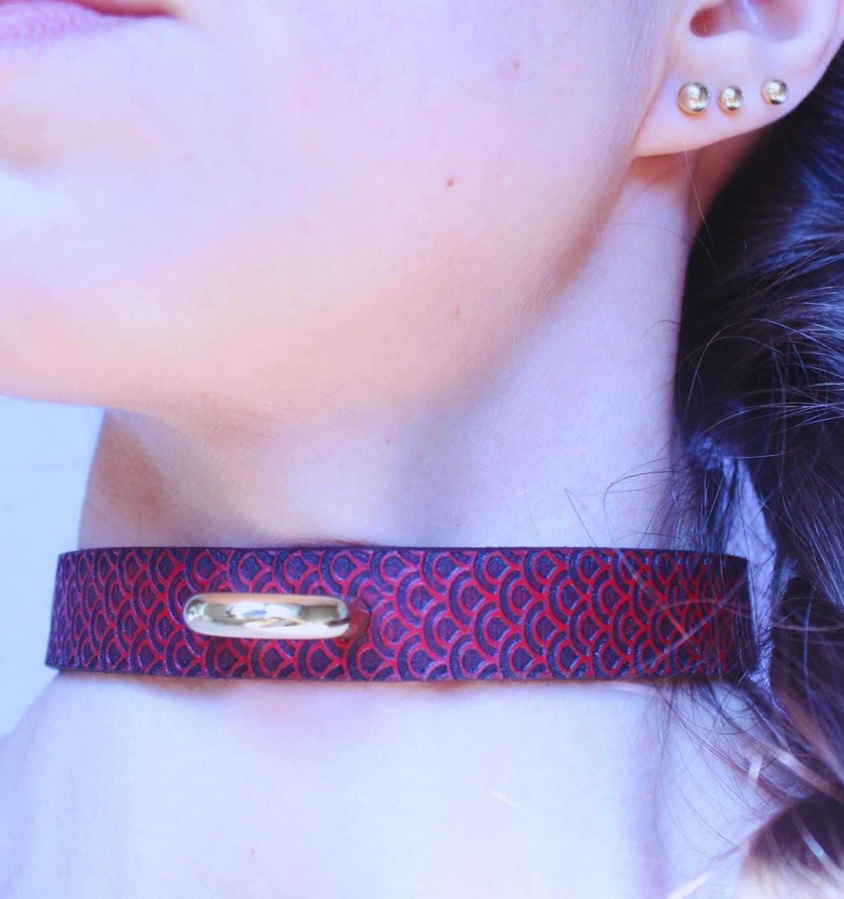 Discreet day collar in red leather with unique texture, perfect for submissive jewelry and elegant daily wear.