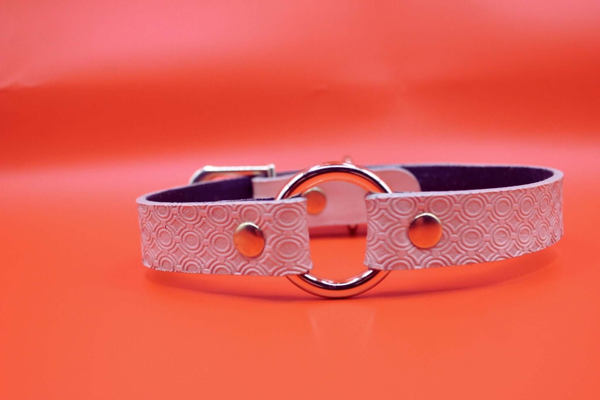 Discreet pink leather BDSM day collar with silver ring, ideal for submissive jewelry and everyday wear.