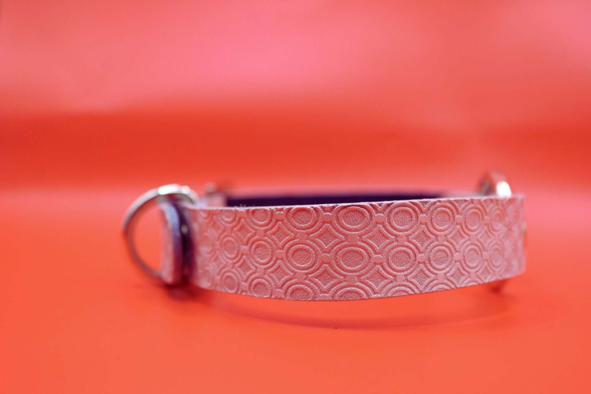 Discreet pink leather day collar for submissives, perfect for BDSM play and daily wear, combining elegance and comfort.