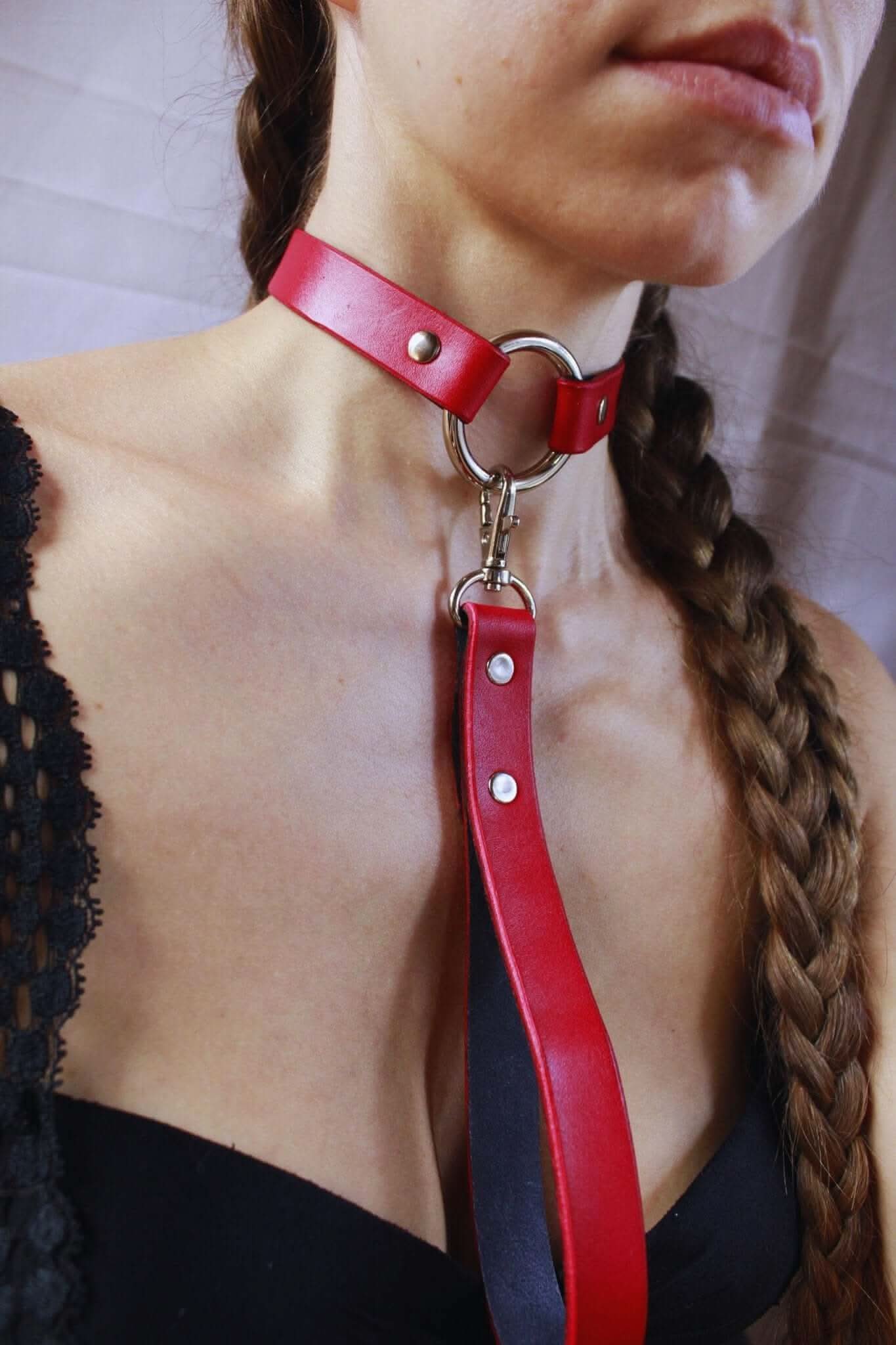 Discreet red leather sub collar, perfect for BDSM jewelry and submissive outfits, combining style with sensuality.