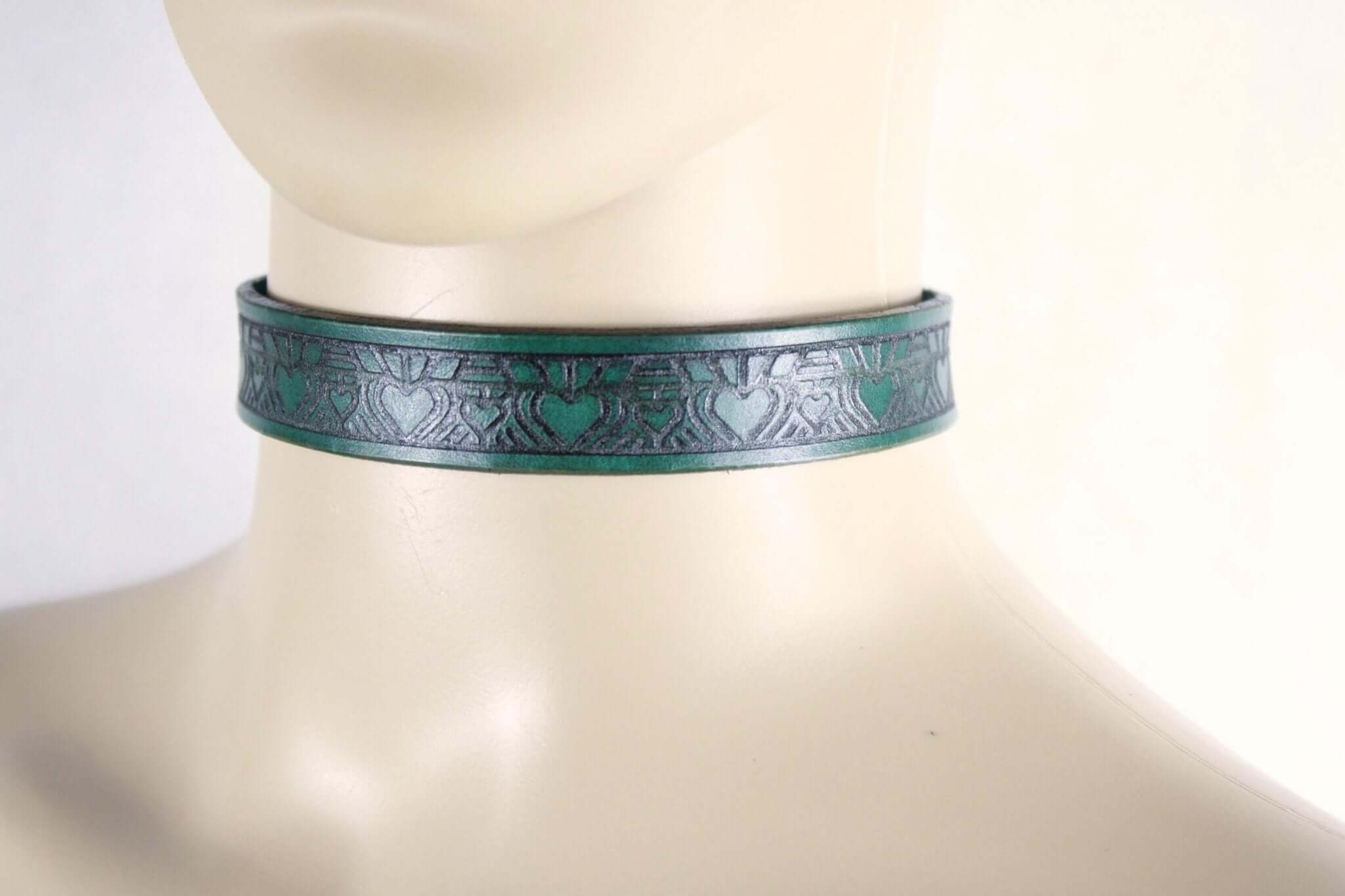 Elegant green leather submissive collar, perfect for discreet BDSM wear or stylish accessorizing in daily outfits.