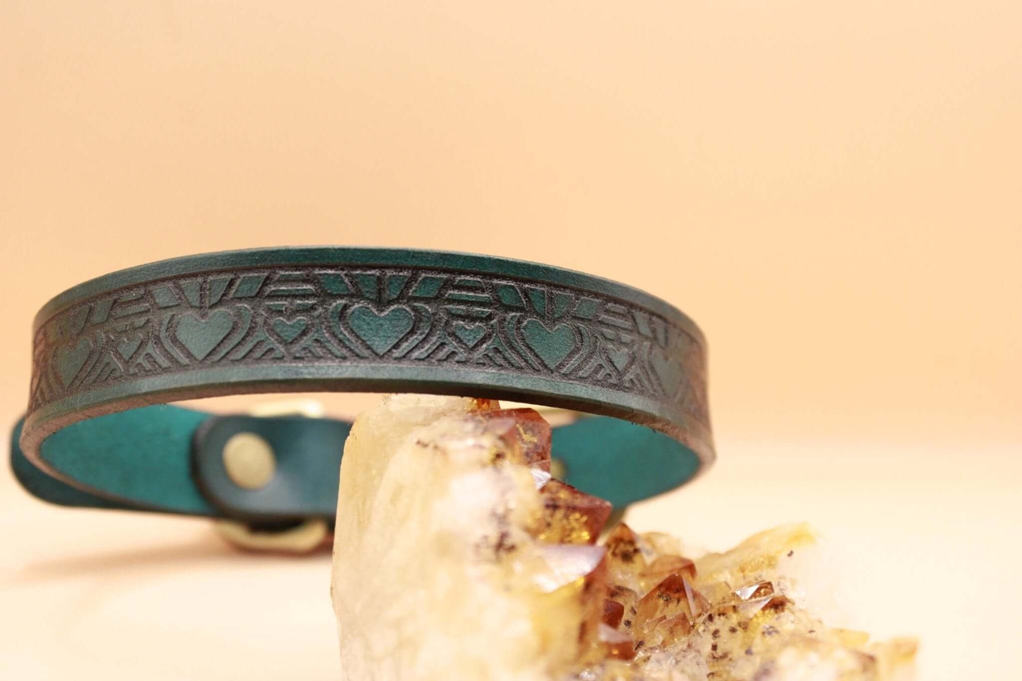 Discreet sub collar in leather with heart pattern, perfect for BDSM or daily wear as submissive jewelry.