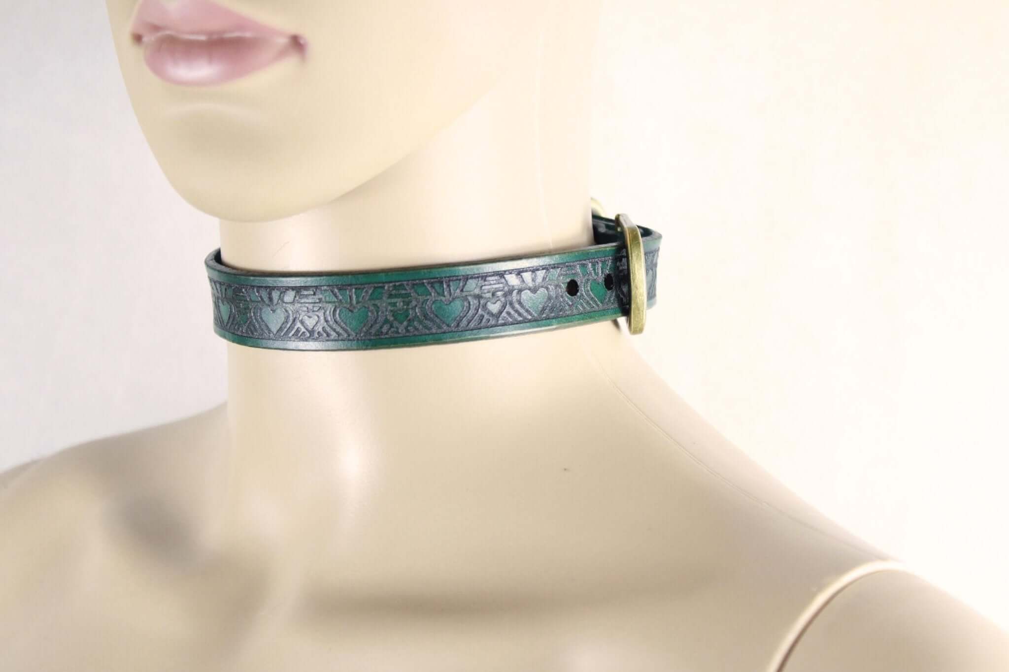 Discreet leather day collar for submissive wear, perfect for blending elegance and allure in BDSM fashion.