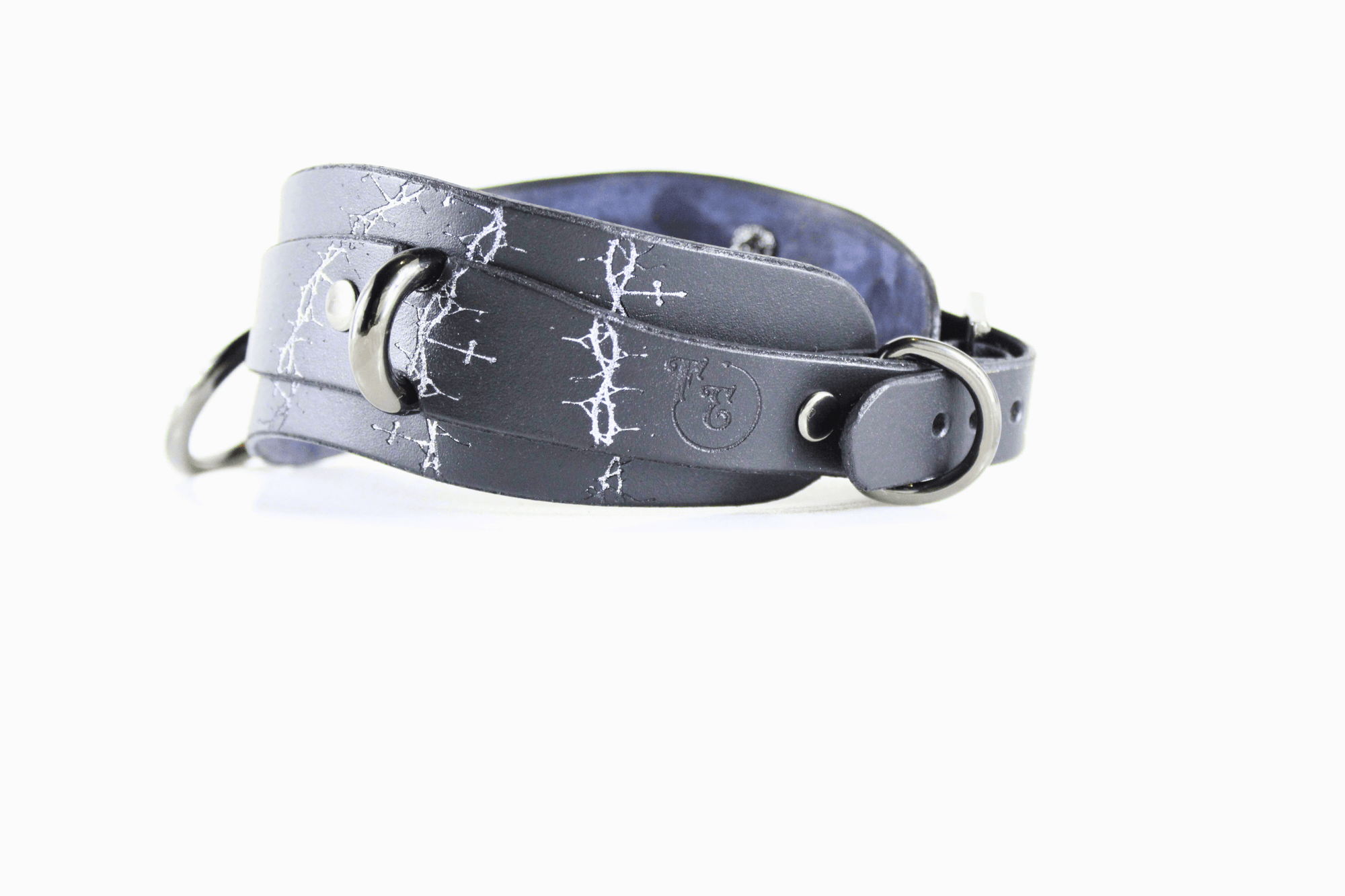 Thorned Submissive Collar – Gothic BDSM choker with thorn and cross pattern in genuine leather.
