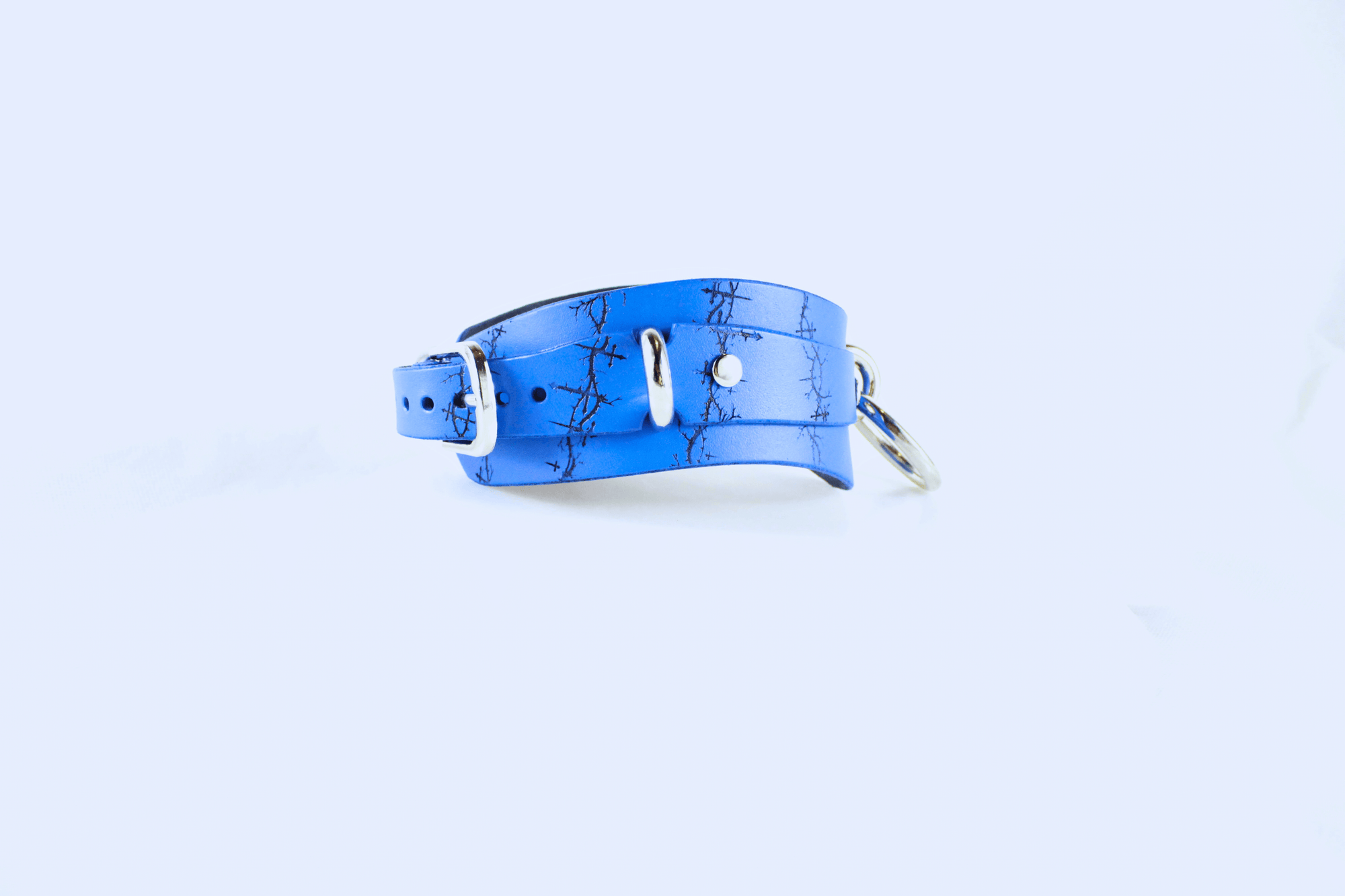 Barbed BDSM Collar – Blue Leather Submissive Collar with polished rings and barbed motif design.