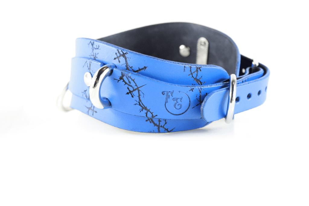 Barbed BDSM Collar in blue leather with black barbed motif and polished rings for comfort and style.