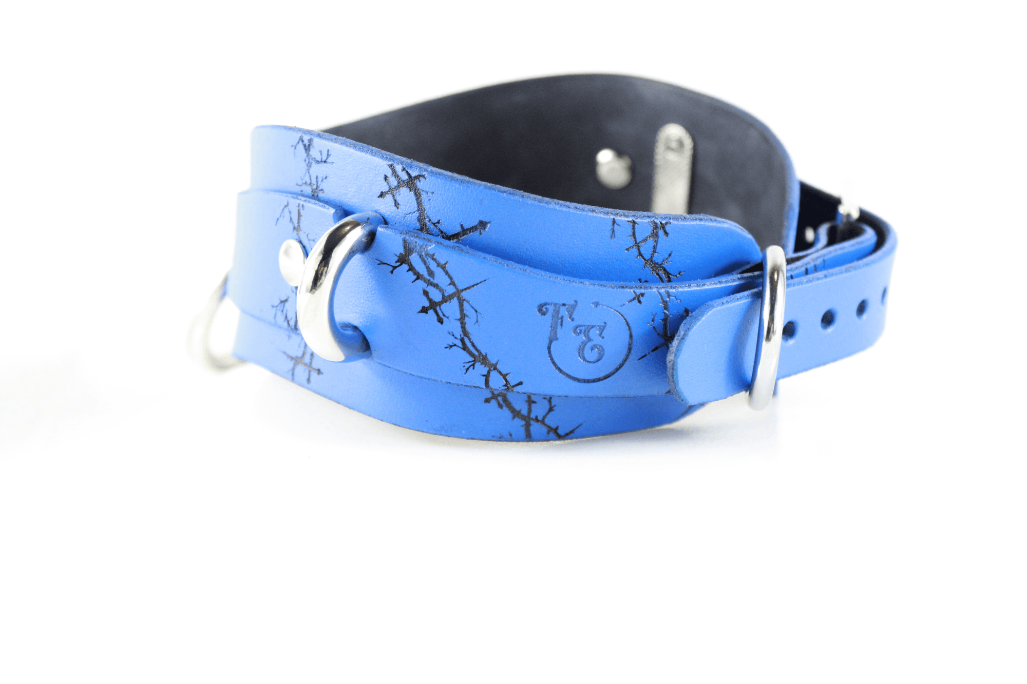 Barbed BDSM Collar in blue leather with black barbed motif and polished rings for comfort and style.