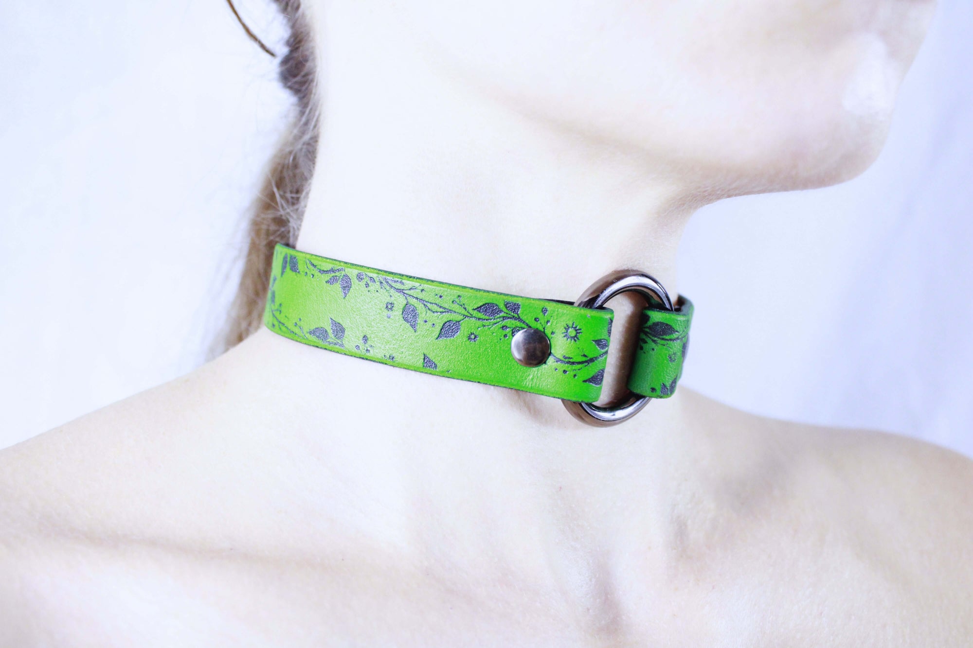 Submissive Collar – Green Leather Choker with Floral Design | Discreet Day Collar Jewelry