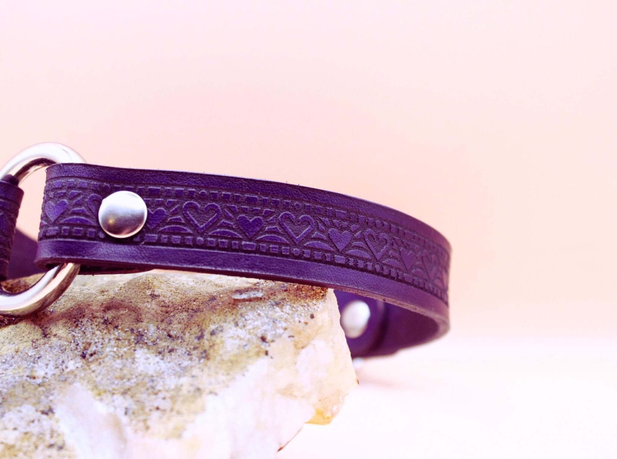 Elegant leather BDSM collar with heart design, perfect for discreet day wear and submissive jewelry.