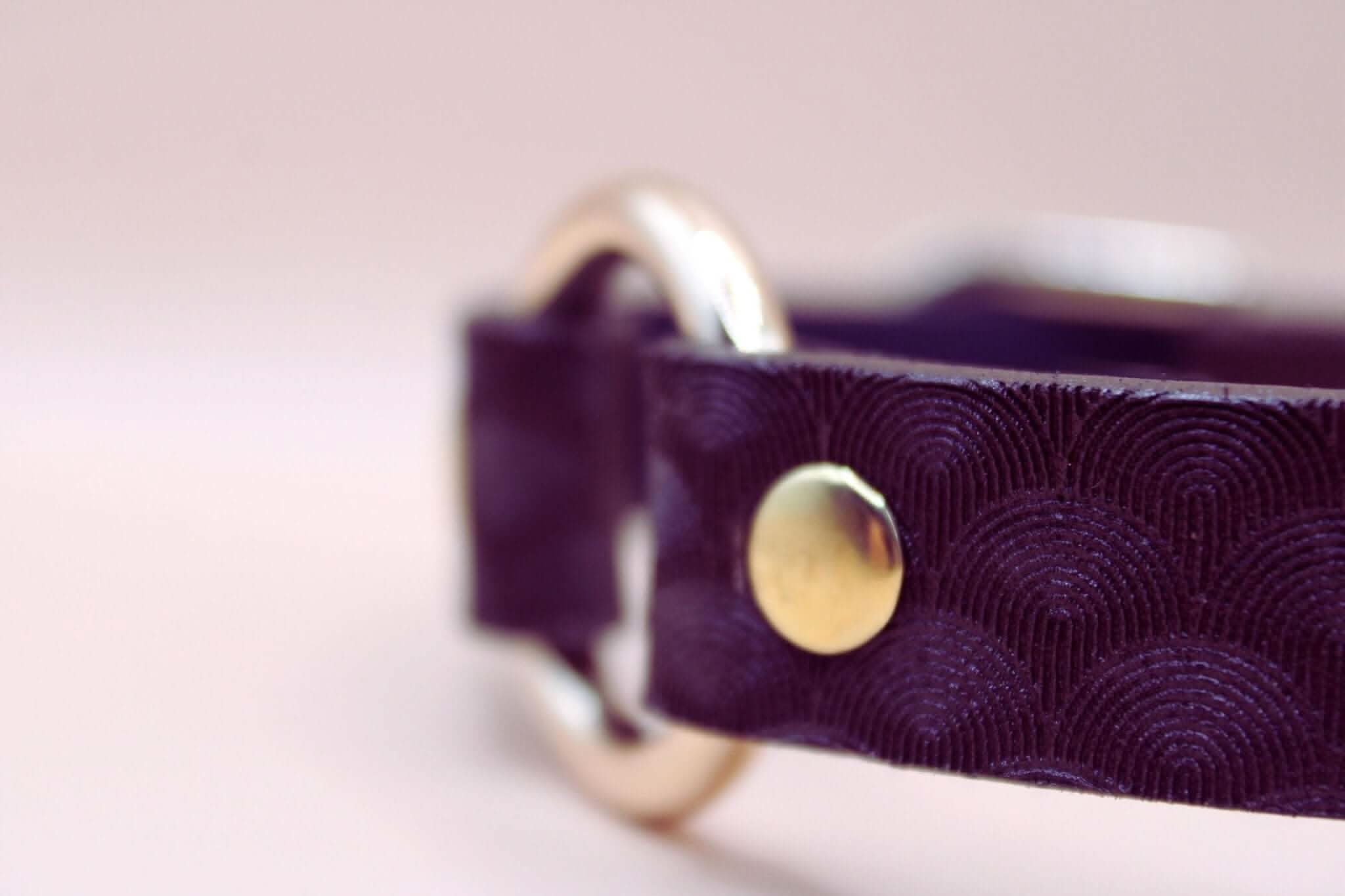 Elegant BDSM collar with geometric embossed pattern and O-ring, perfect for submissive jewelry and discreet day wear.