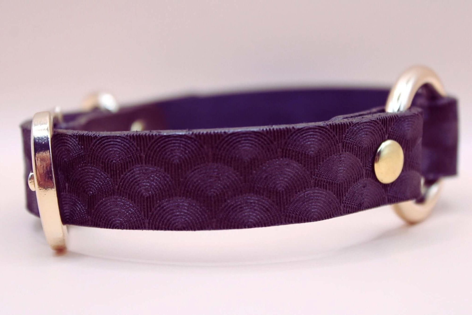 Elegant textured submissive collar with O-ring, perfect for BDSM gear and everyday wear.