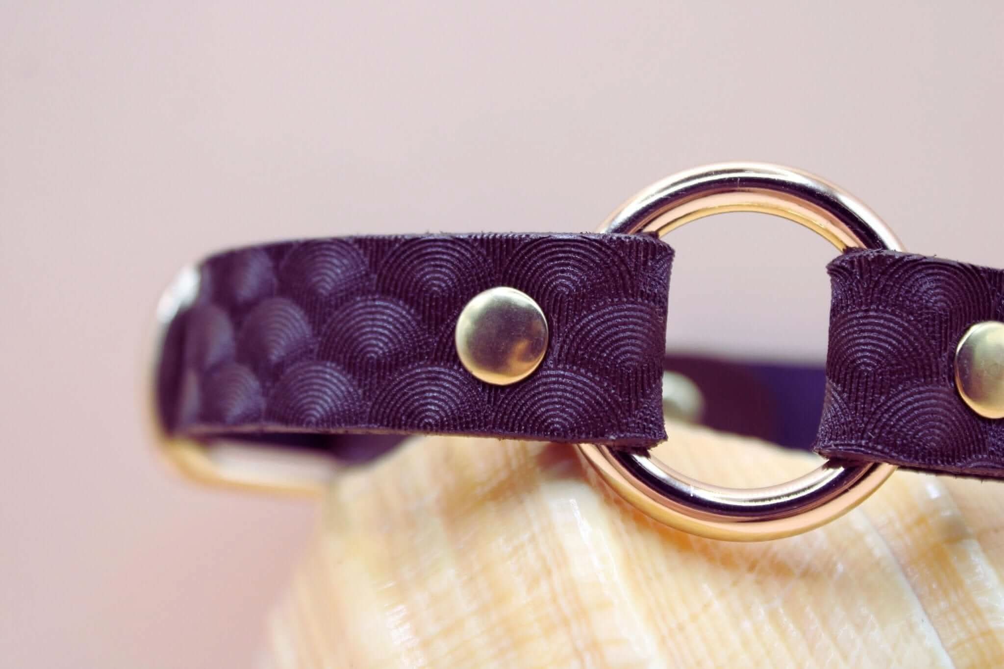 Elegant BDSM collar with textured leather and O-ring, ideal for submissive jewelry and discreet day wear.