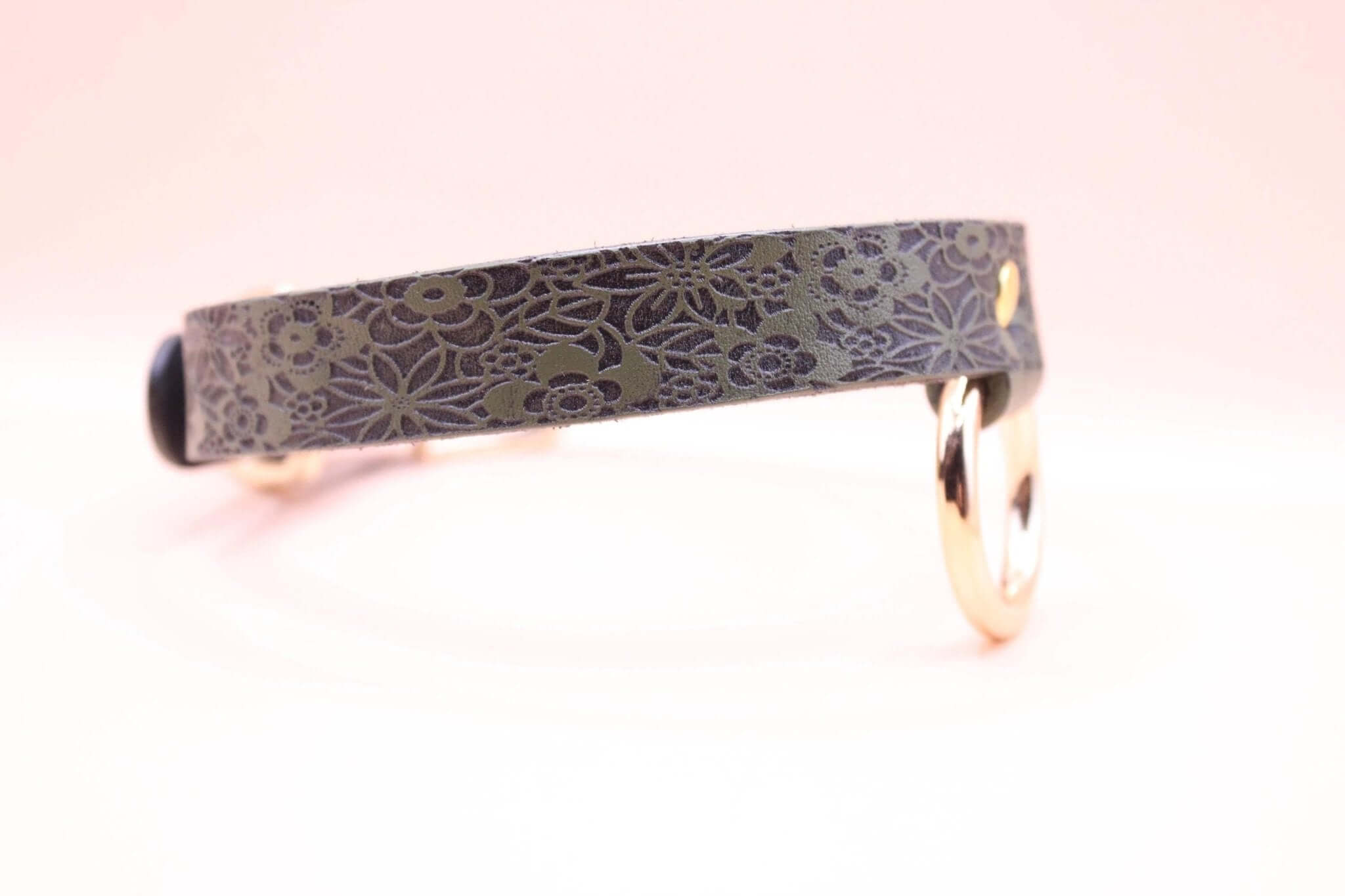 Elegant discreet day collar in leather with floral design, perfect submissive jewelry for daily wear and bondage style.