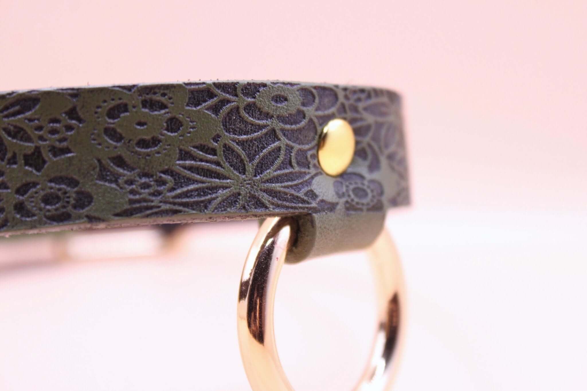 Elegant discreet day collar with floral design and gold accents, perfect for submissive jewelry and everyday style.