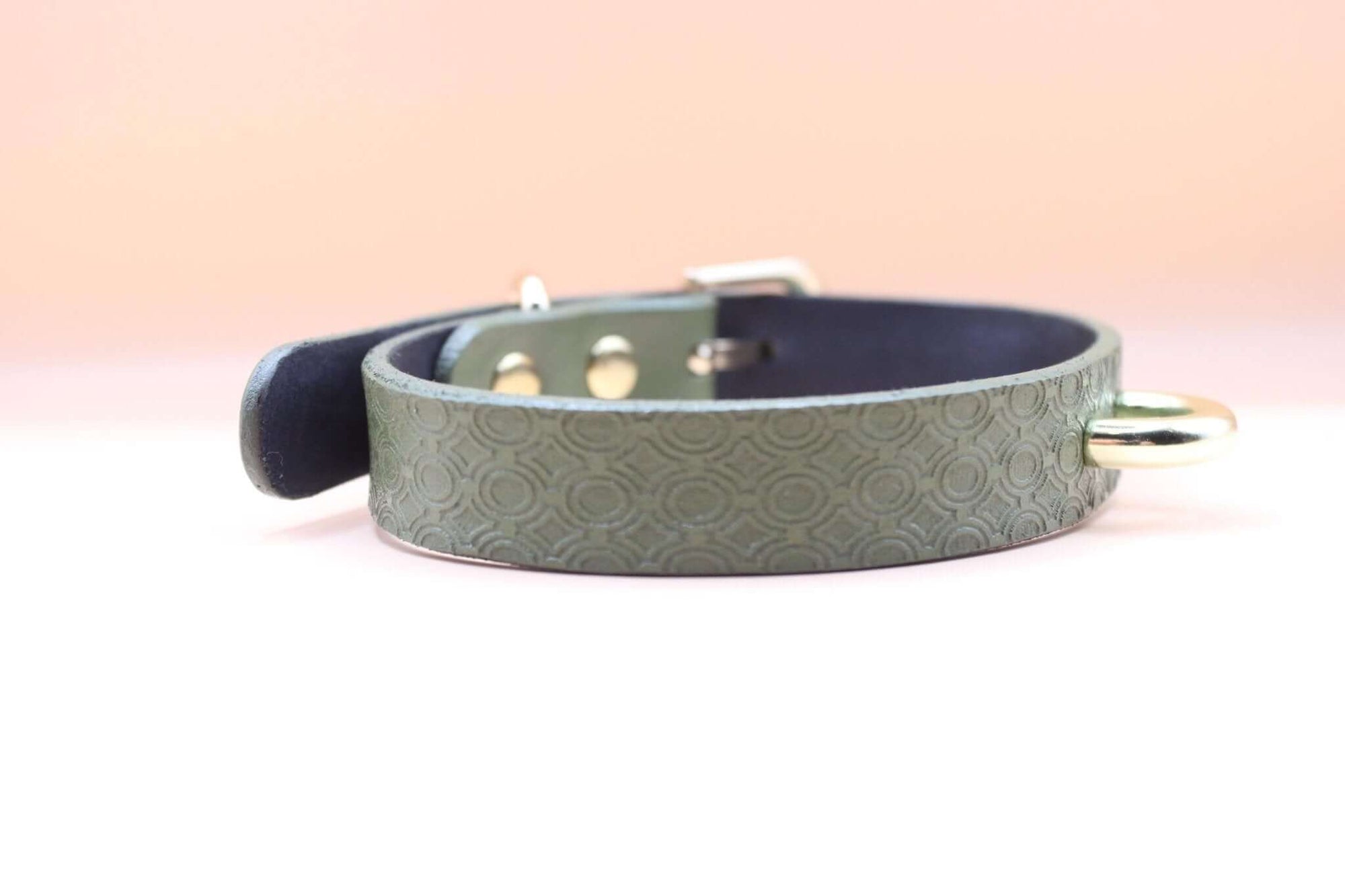 Elegant green leather day collar, discreet BDSM collar for submissive jewelry and erotic styles.