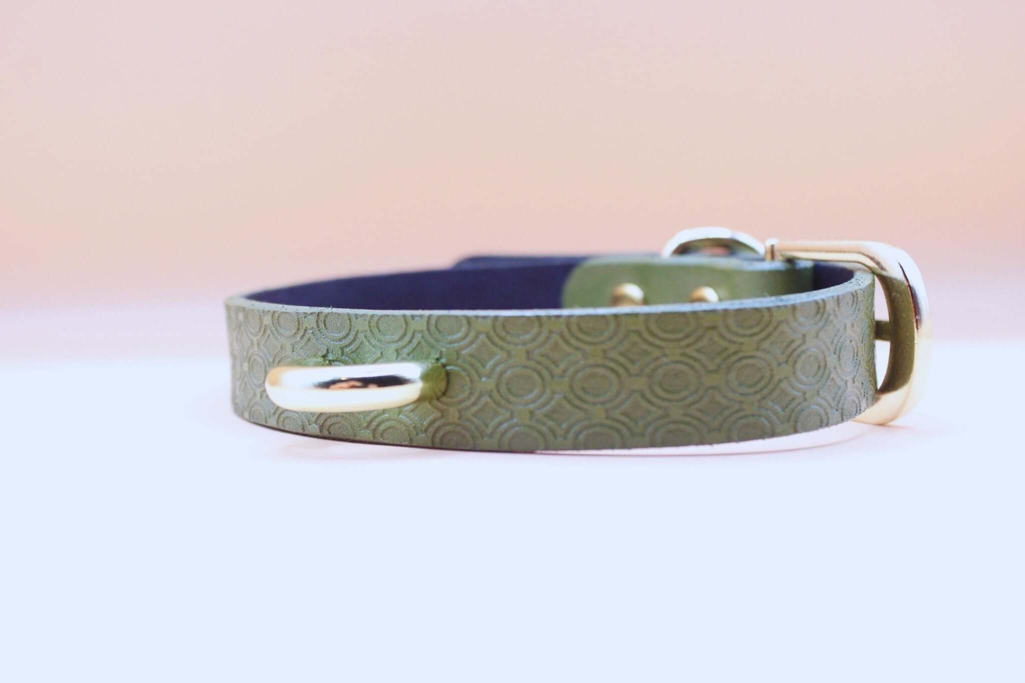 Elegant green leather day collar, ideal for discreet BDSM jewelry and submissive lifestyle accessories.