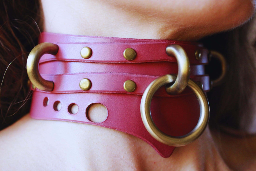 Mauve leather posture collar with metal rings and studs, ideal for BDSM, submissive jewelry, and discreet day wear.