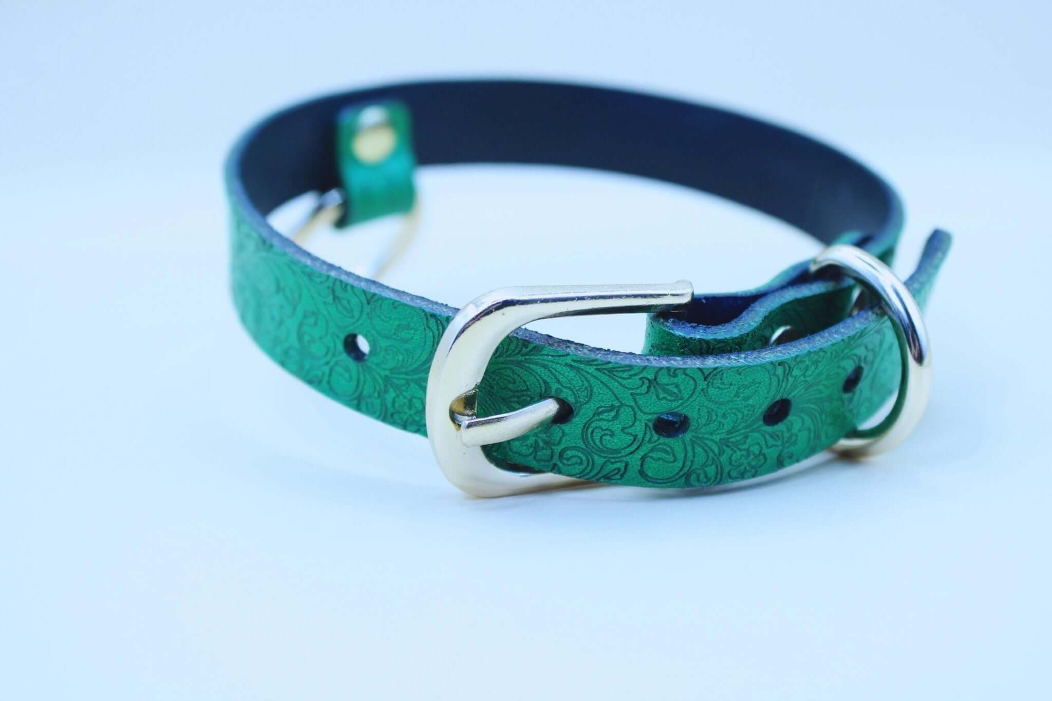 Emerald green submissive collar, a stylish BDSM accessory for day and night wear, combining elegance and power.
