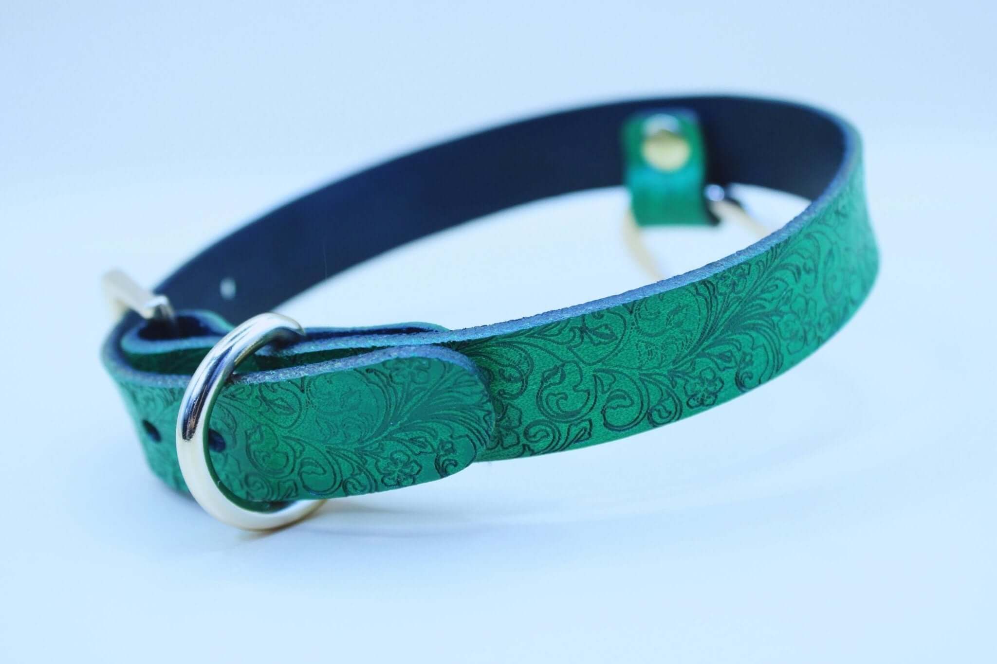 Emerald green submissive collar with floral design, perfect for BDSM jewelry and discreet day wear.