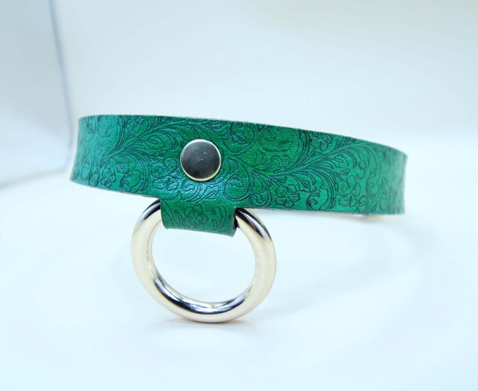 Emerald green submissive collar with metal ring, perfect for BDSM jewelry and discreet day wear, blending elegance and power.