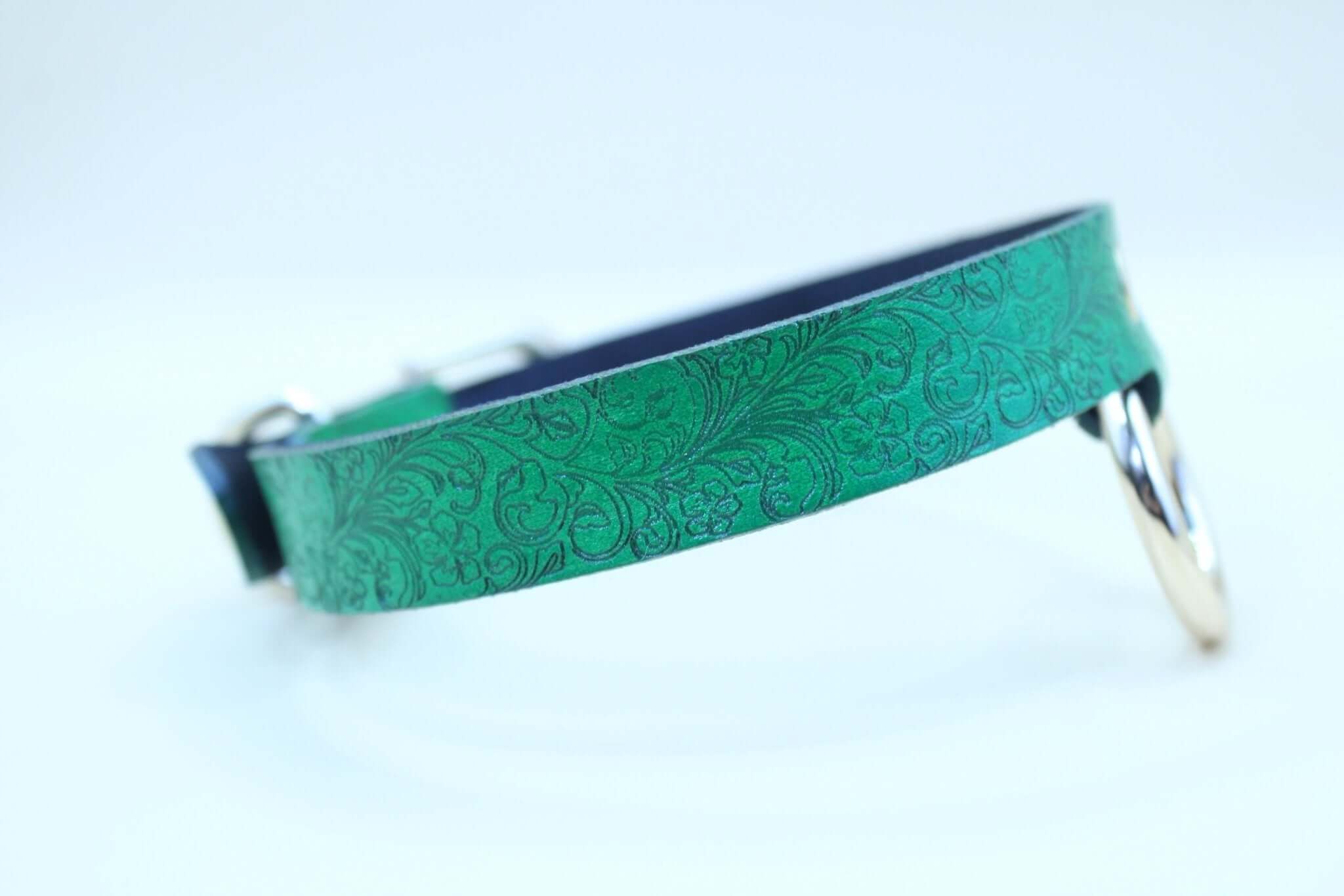 Handcrafted emerald green submissive collar, ideal for bdsm jewelry and discreet day wear, featuring elegant floral design.