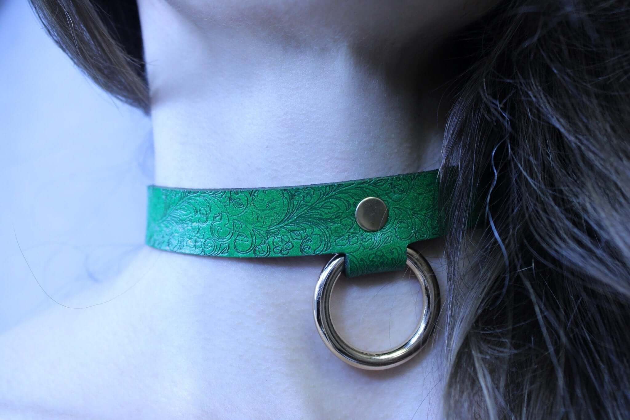 Emerald green submissive collar with gold ring, perfect as a discreet day collar or BDSM jewelry for any occasion.