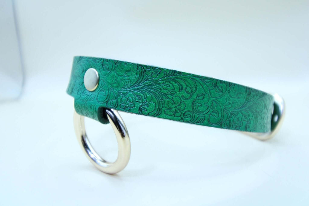 Emerald green submissive collar with decorative pattern and metal loops, perfect for BDSM jewelry and discreet day wear.