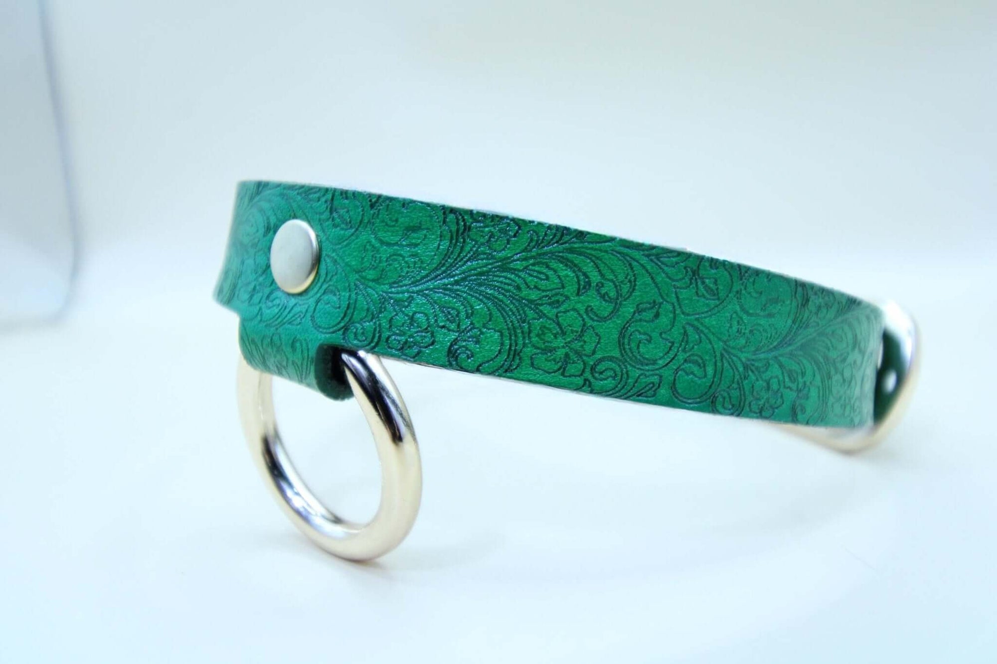 Emerald green submissive collar with decorative pattern and metal loops, perfect for BDSM jewelry and discreet day wear.