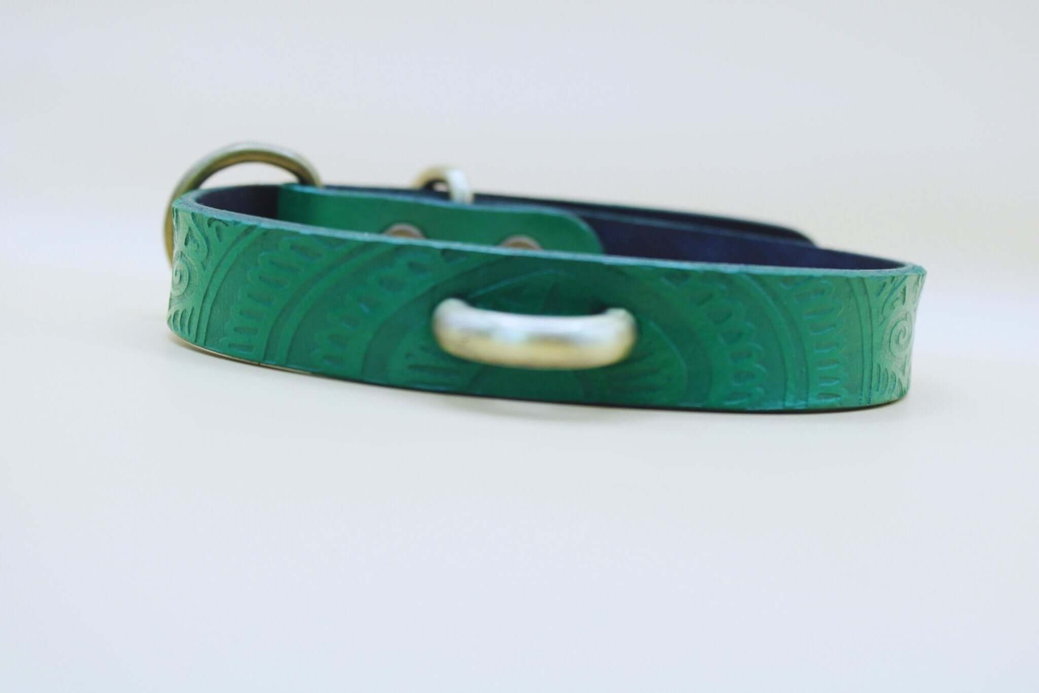 Emerald green handcrafted leather submissive collar for BDSM, discreet day wear, and stylish bondage accessories.