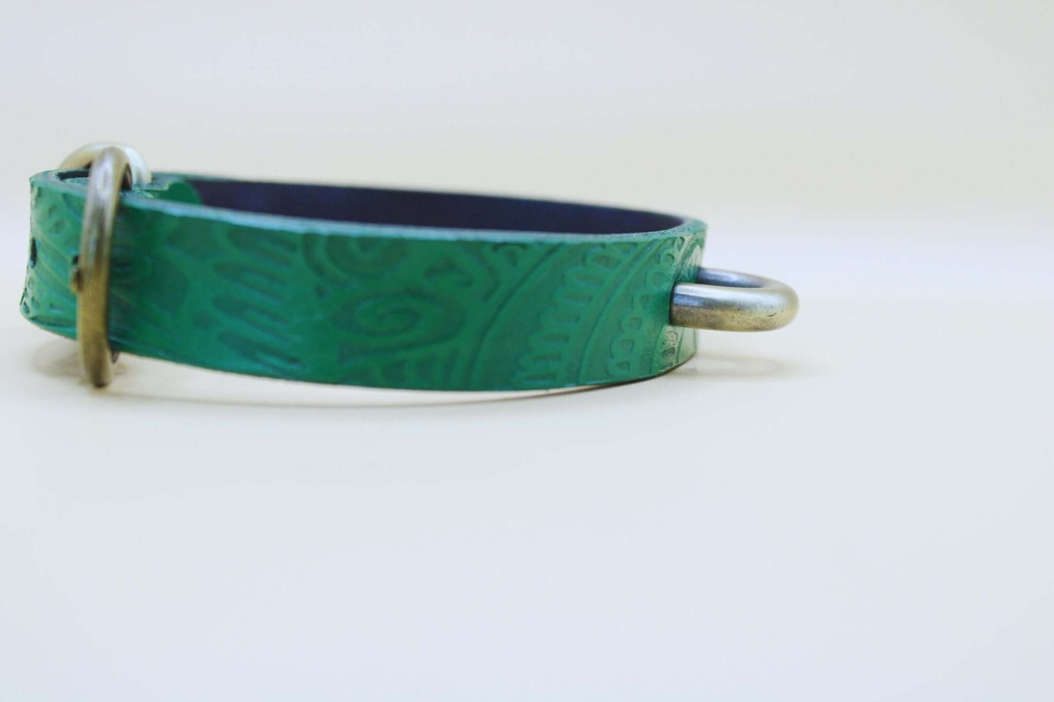 Emerald green leather choker collar, perfect for BDSM, submissive jewelry, and discreet day wear.