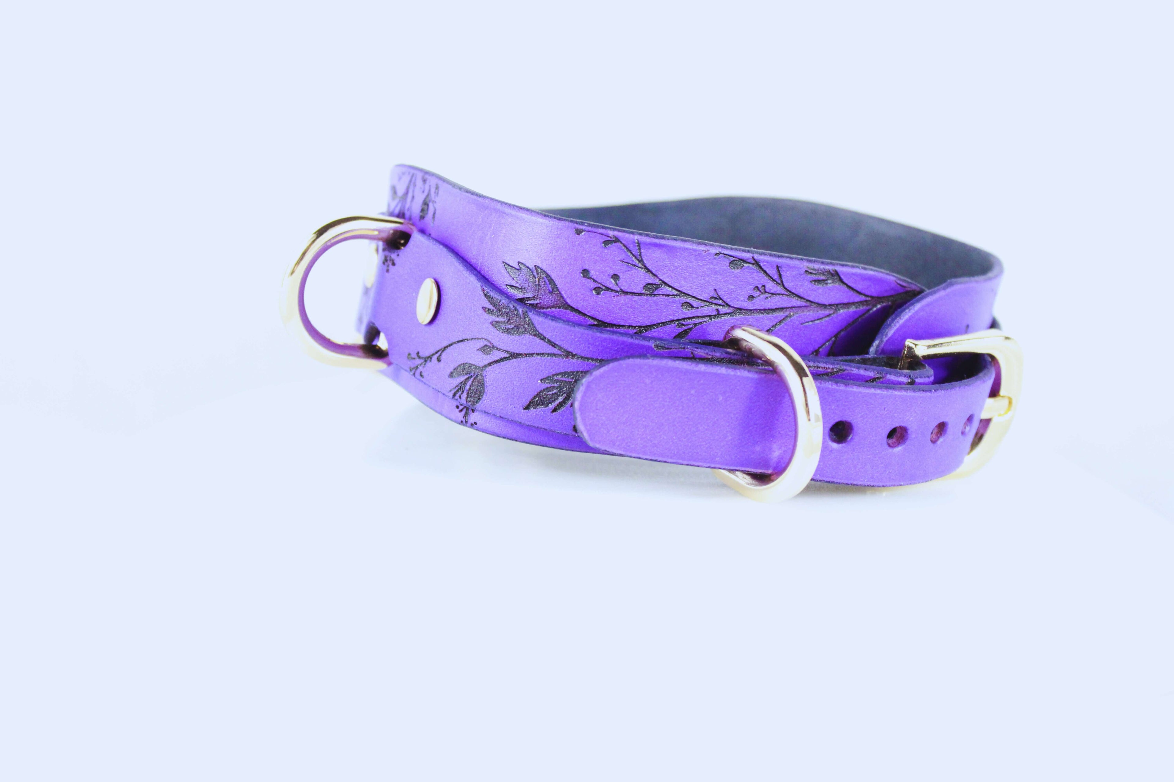 Purple Floral Submissive Collar with Gold O-Ring – Elegant BDSM Choker in purple leather with floral design.