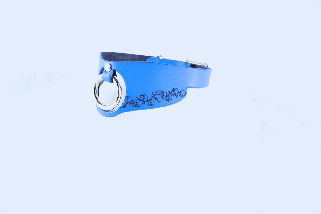 Submissive Collar with floral pattern in blue leather, elegant and perfect for discreet day wear.